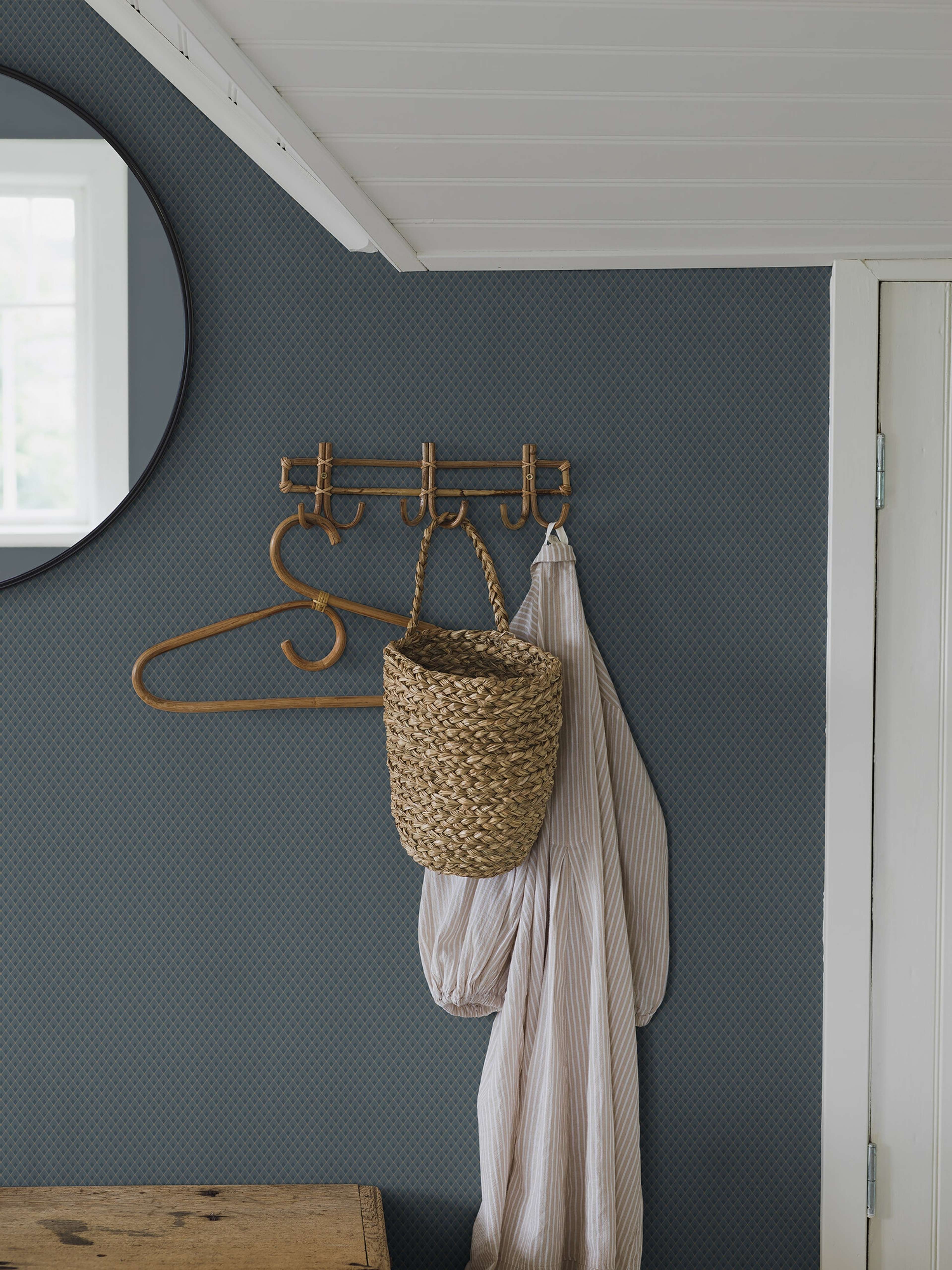 Fredrika tapet med trellis mönster i blå och beige. Från kollektionen timeless traditions. Nonwoven-material med rak passning.