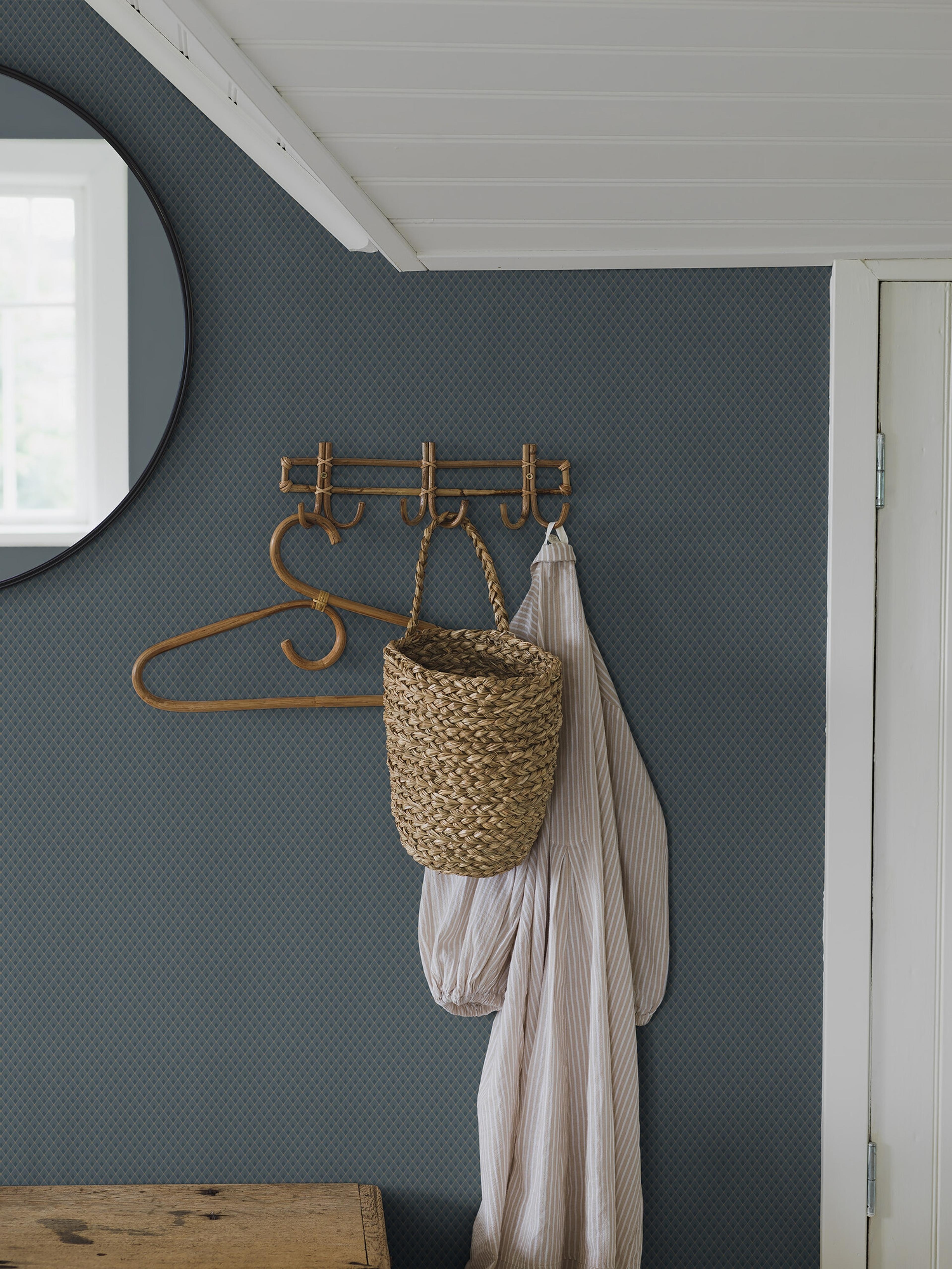 Fredrika tapet med trellis mönster i blå och beige. Från kollektionen timeless traditions. Nonwoven-material med rak passning.