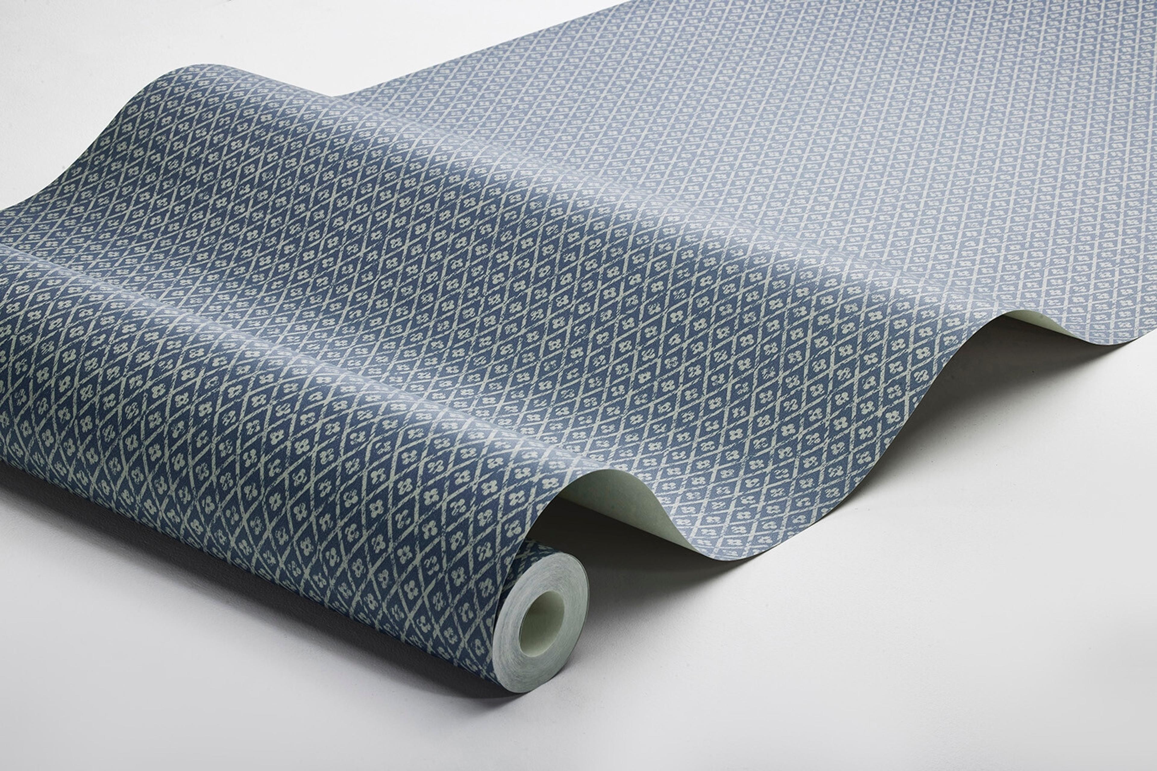 Willowherb tapet med trellis mönster i blå. Från kollektionen Woodland. Nonwoven-material med rak passning.