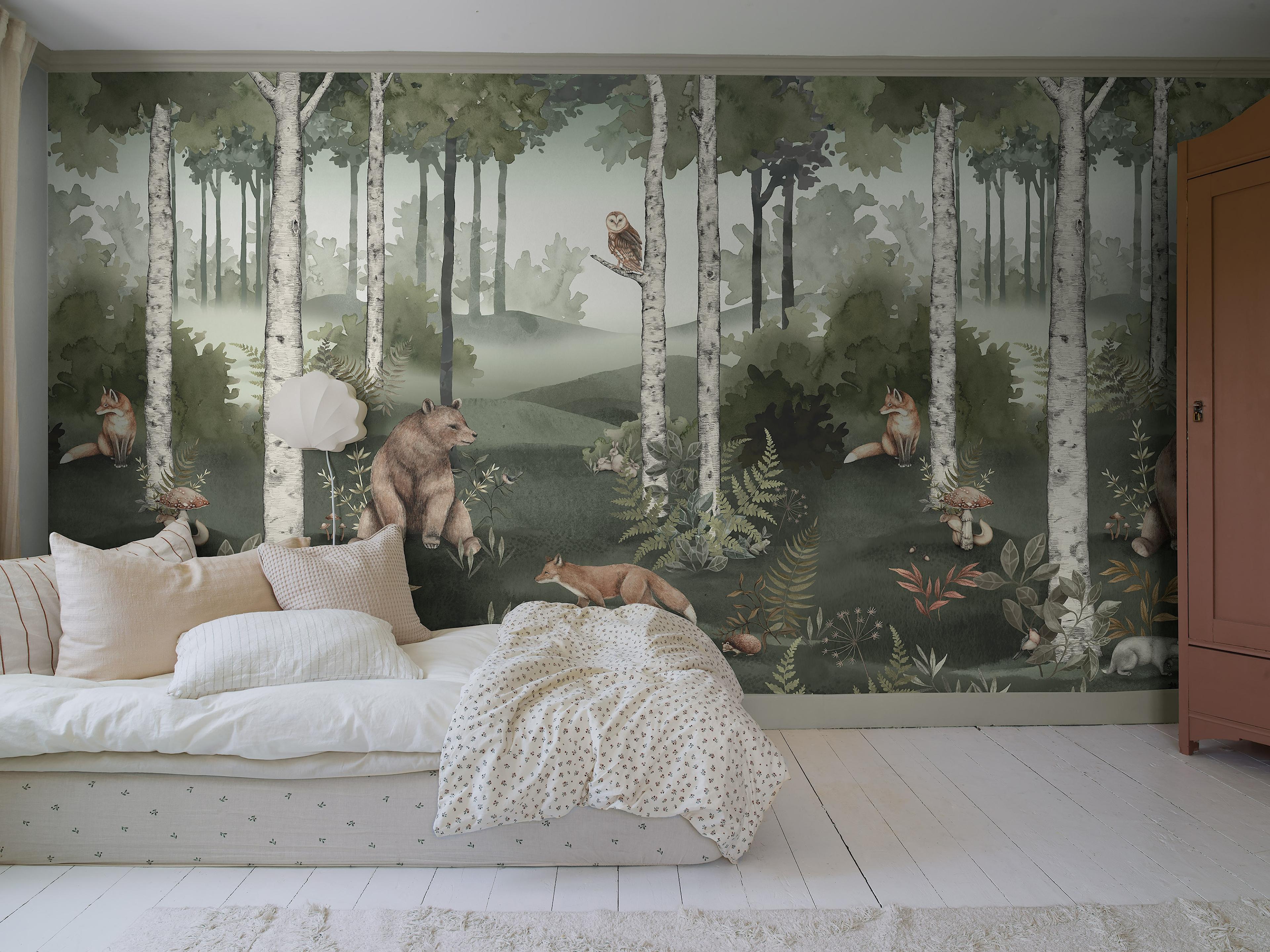Wild Forest Mural, tapet tapet med stormönstrat, djur, barnrum mönster i grön. Från kollektionen Newbie II Wallpaper. Nonwoven-material med rak passning. Passar i barnrum.