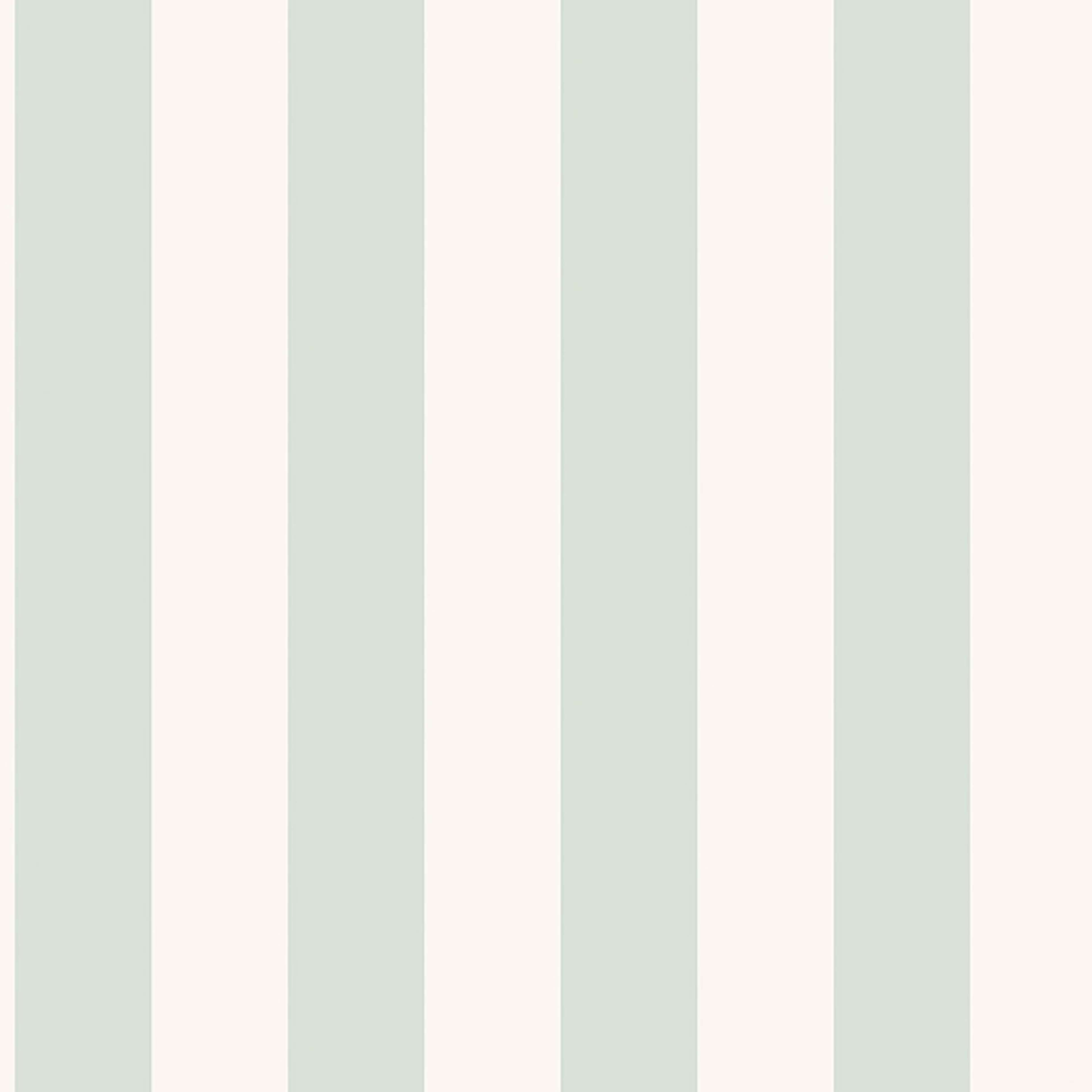 Falsterbo Stripe tapet från Boråstapeter med randigt mönster i grön. Från kollektionen Falsterbo III. Nonwoven-material.
