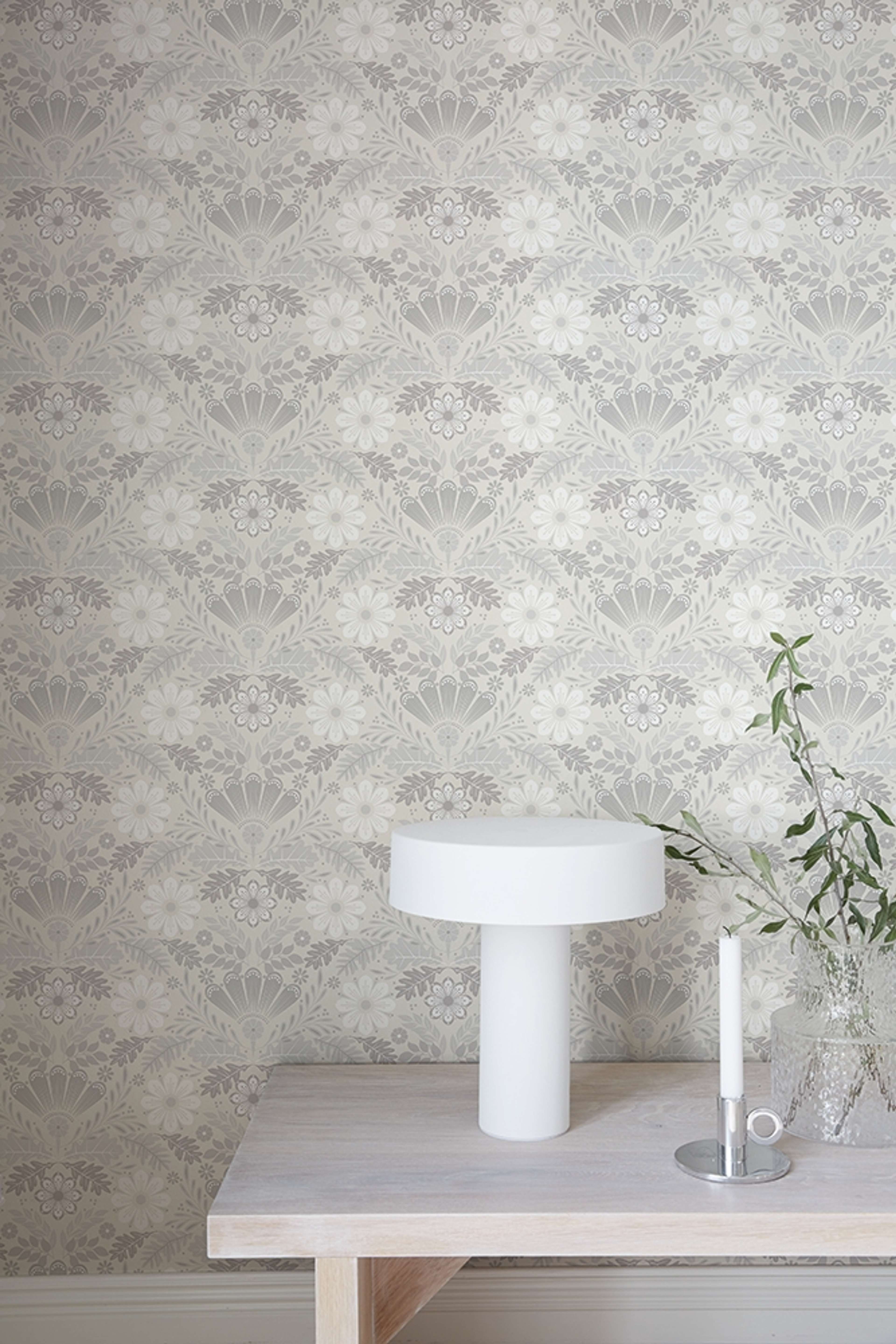 Sunnanö Klockrike, gråbeige tapet med blommigt mönster i grå. Från kollektionen Sunnanö. Nonwoven-material med rak passning.