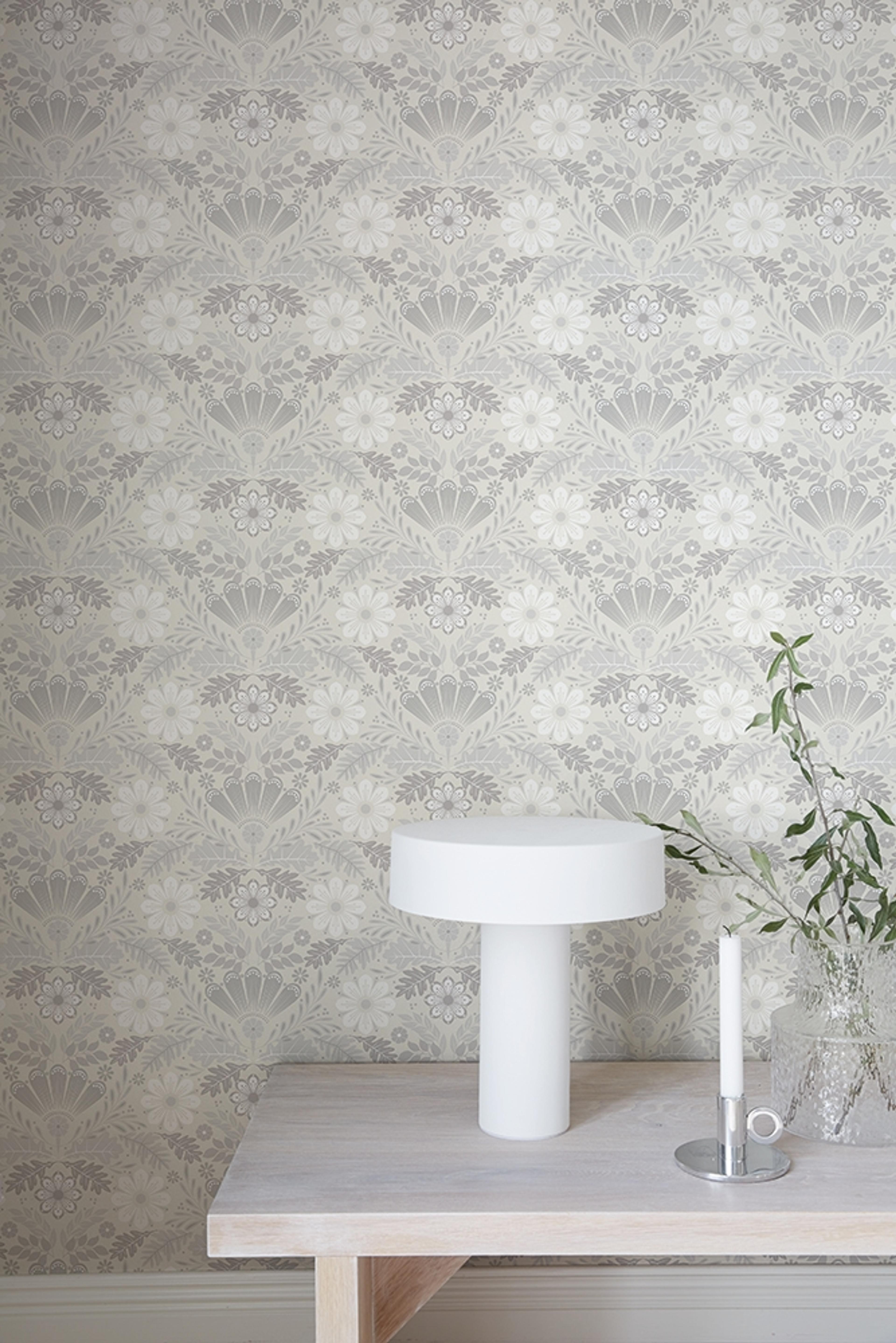 Sunnanö Klockrike, gråbeige tapet med blommigt mönster i grå. Från kollektionen Sunnanö. Nonwoven-material med rak passning.
