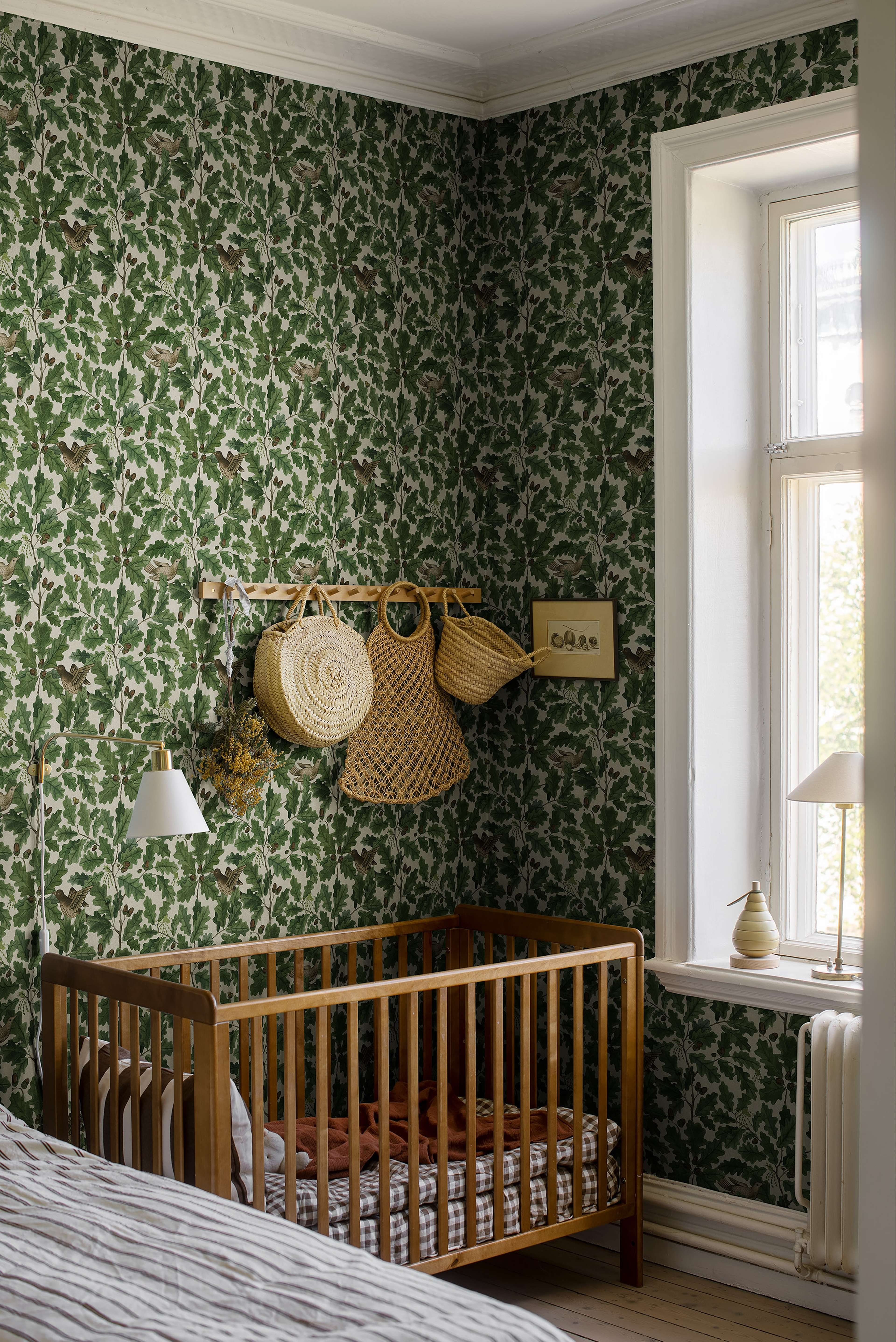 In the Oak tapet med djur, botaniskt, blommigt mönster i grön och beige. Från kollektionen Special Edition Forest. Nonwoven-material med rak passning. Lyx-stil.