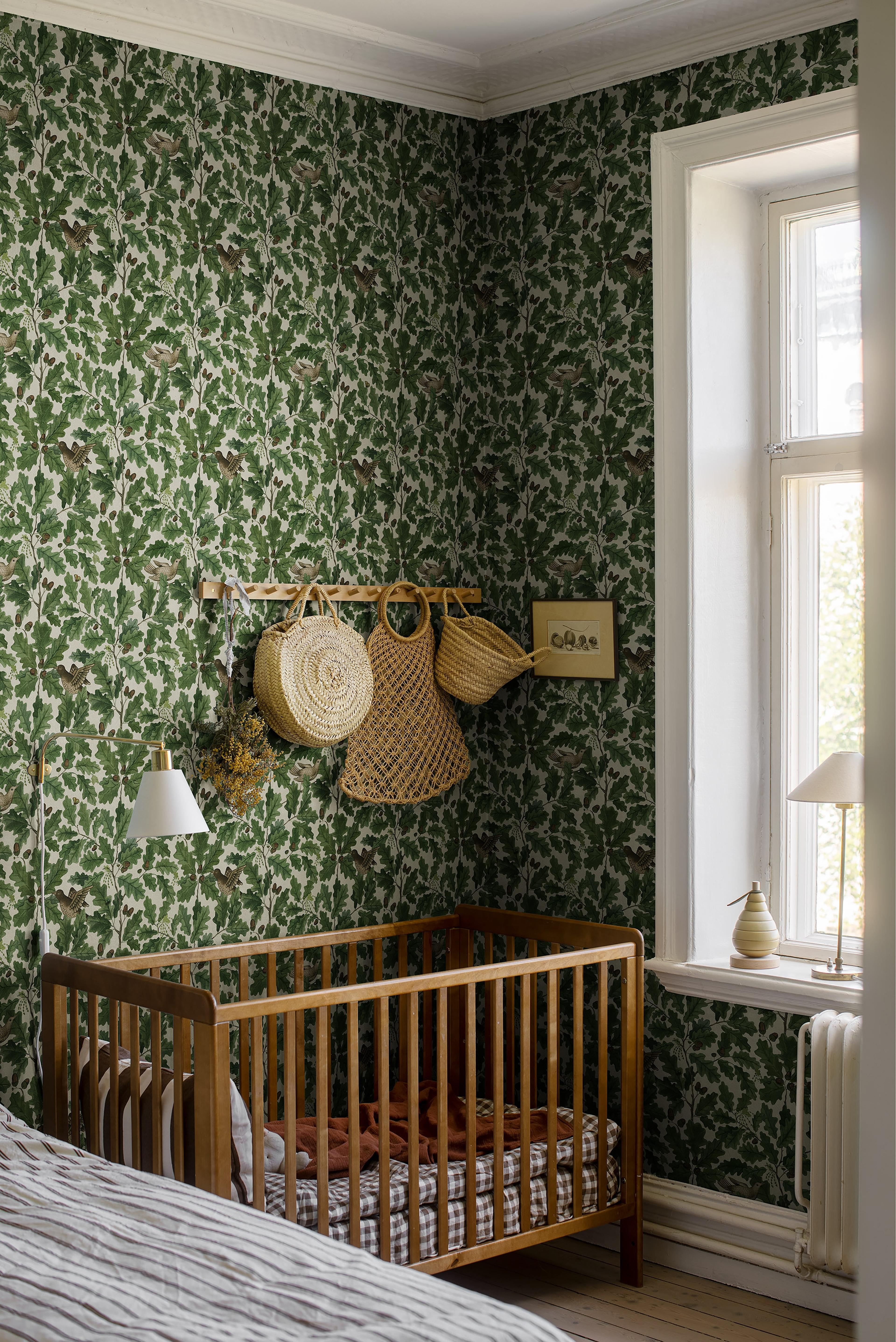 In the Oak tapet med djur, botaniskt, blommigt mönster i grön och beige. Från kollektionen Special Edition Forest. Nonwoven-material med rak passning. Lyx-stil.