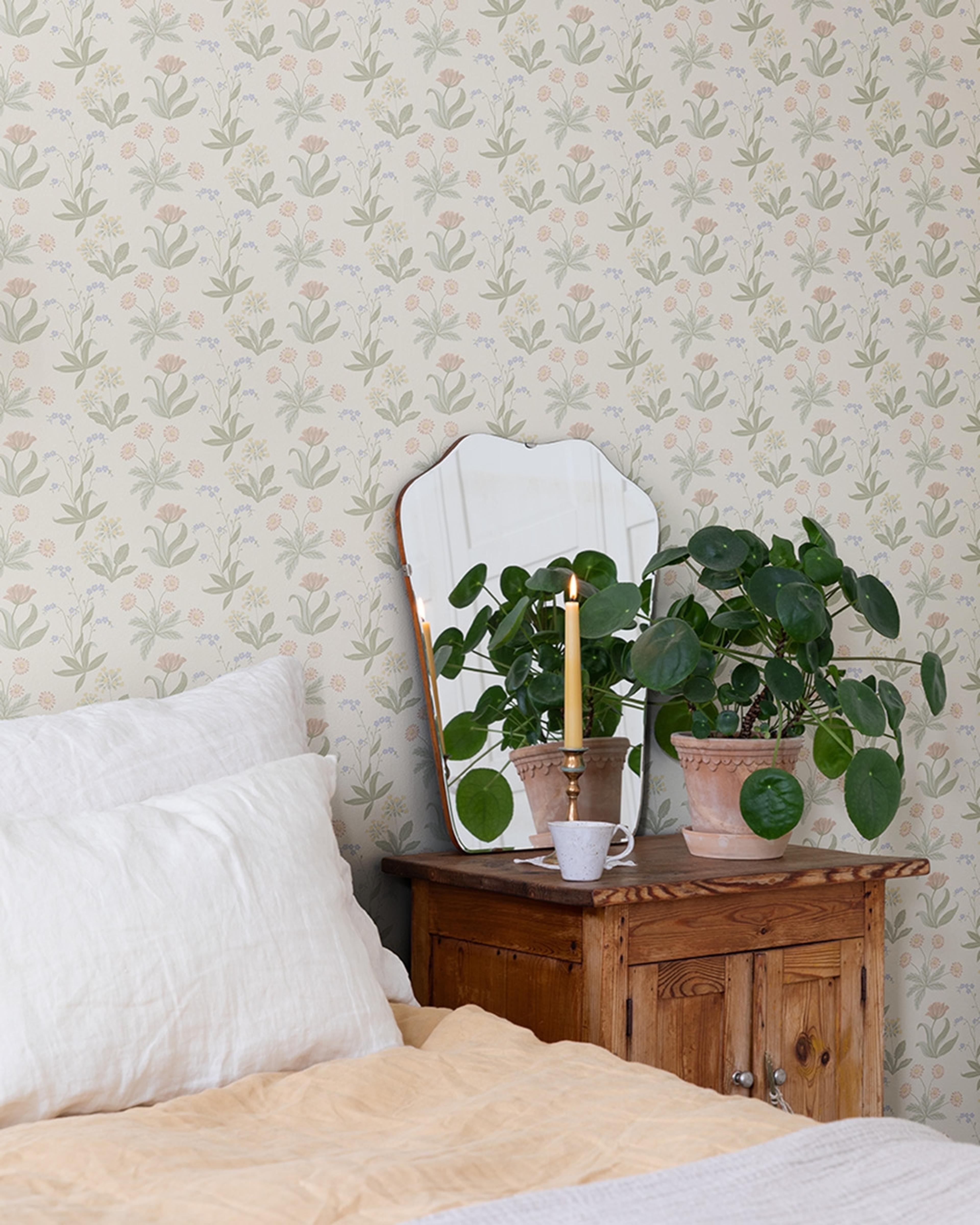 Fleur, blå tapet tapet med blommigt mönster i blå. Från kollektionen Långenäs. Nonwoven-material med rak passning.