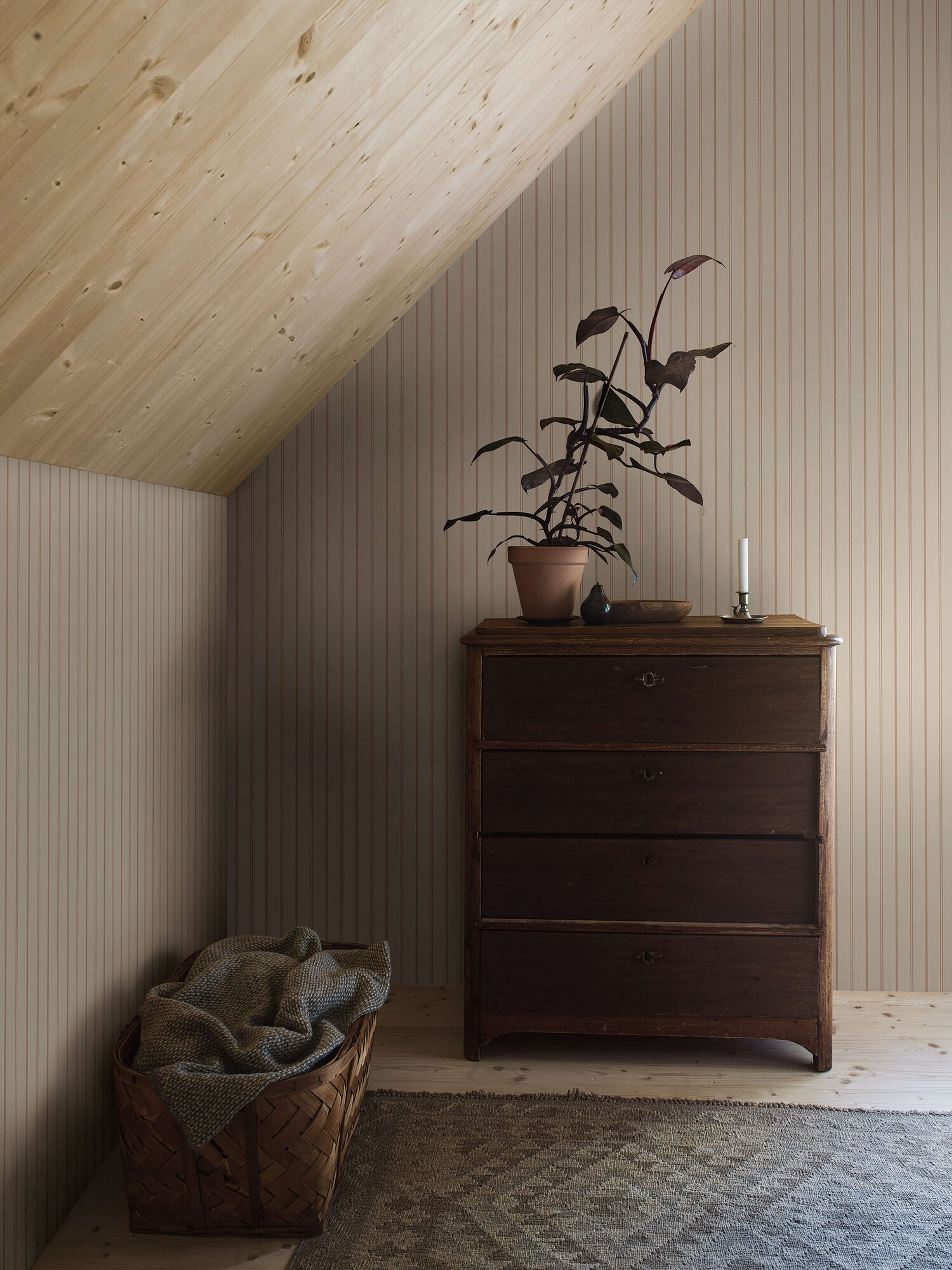 Woodland Stripe tapet med randigt mönster i beige. Från kollektionen Woodland. Nonwoven-material.