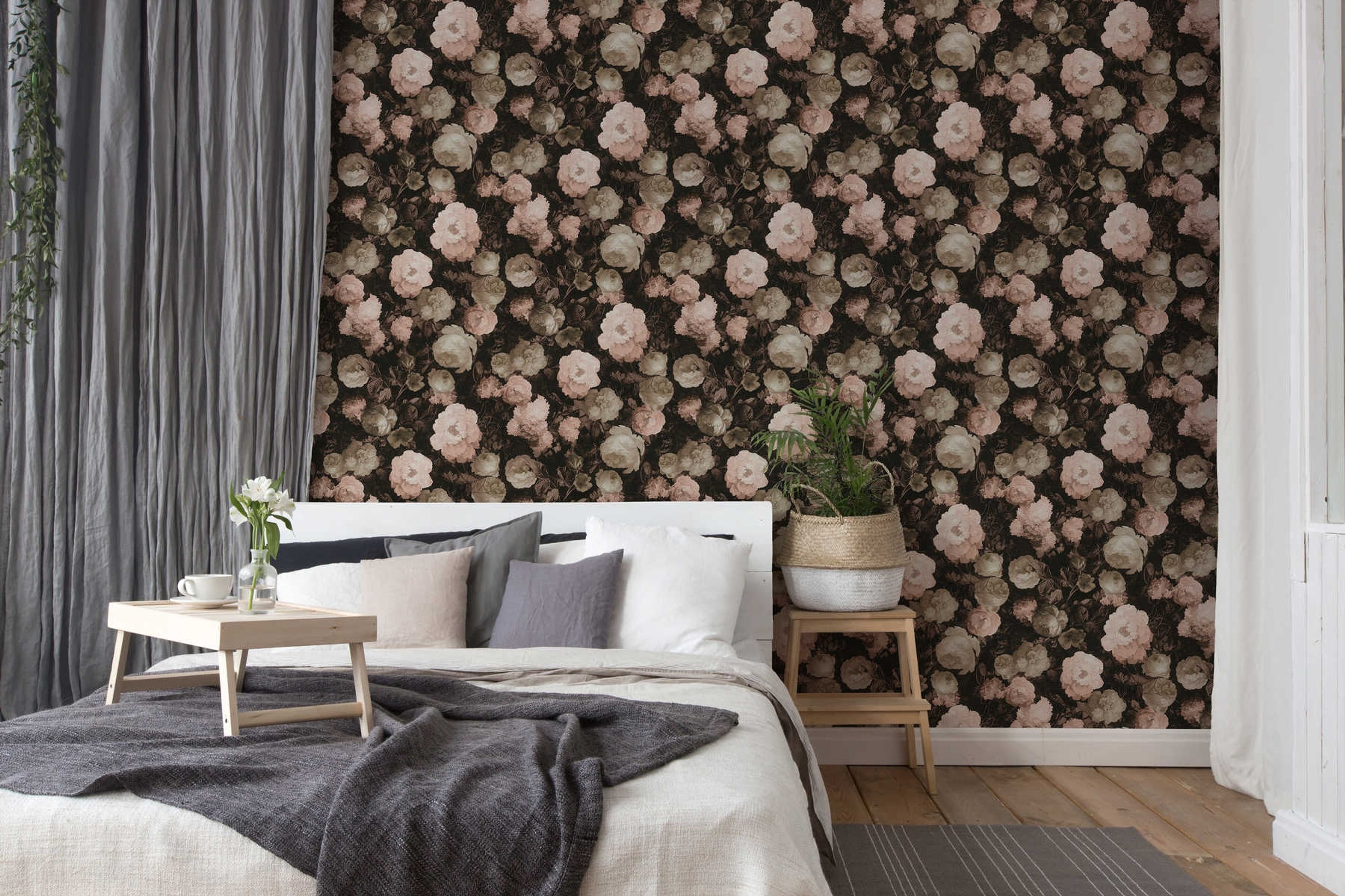 Flower, strukturtapet i rosa tapet med blommigt mönster i rosa. Från kollektionen history of art. Nonwoven-material med förskjuten passning. Passar i vardagsrum och matsal.