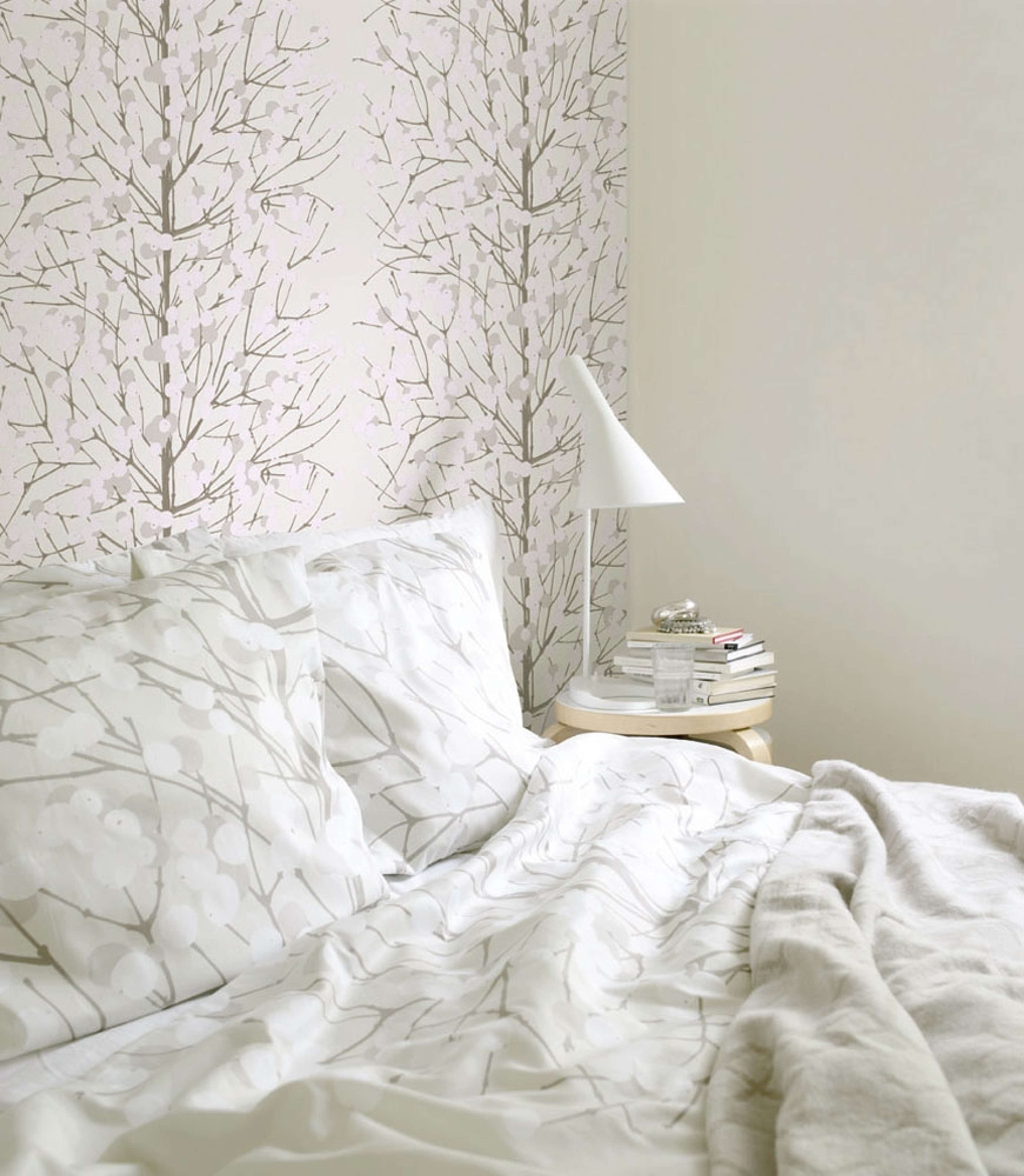 Marimekko Lumimarja, beige tapet tapet från Midbec med botaniskt mönster i beige. Från kollektionen Marimekko 5. Nonwoven-material.