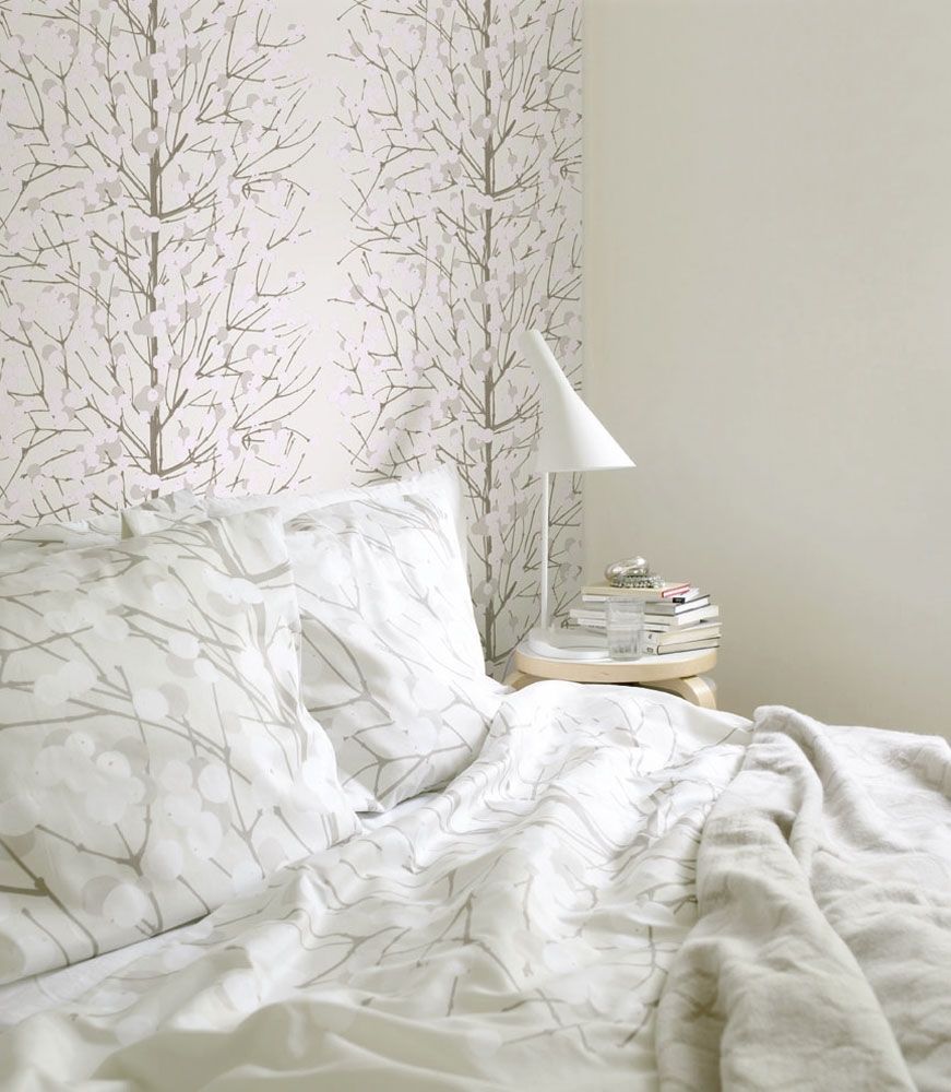 Marimekko Lumimarja, beige tapet tapet från Midbec med botaniskt mönster i beige. Från kollektionen Marimekko 5. Nonwoven-material.