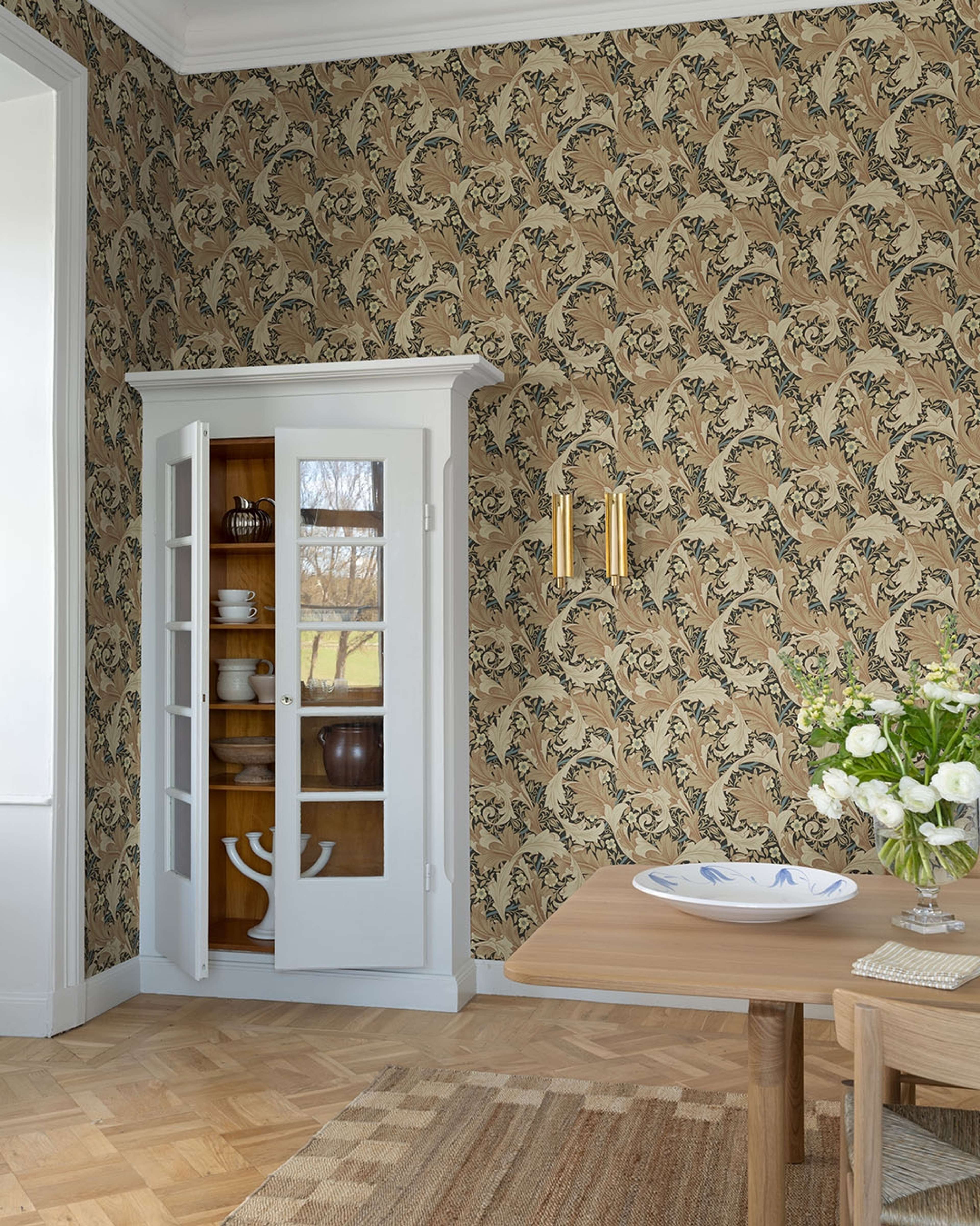 Granville, svart tapet tapet från Midbec med botaniskt, blommigt mönster i svart och gul. Från kollektionen Hidden Treasures vol 1. Nonwoven-material med rak passning.