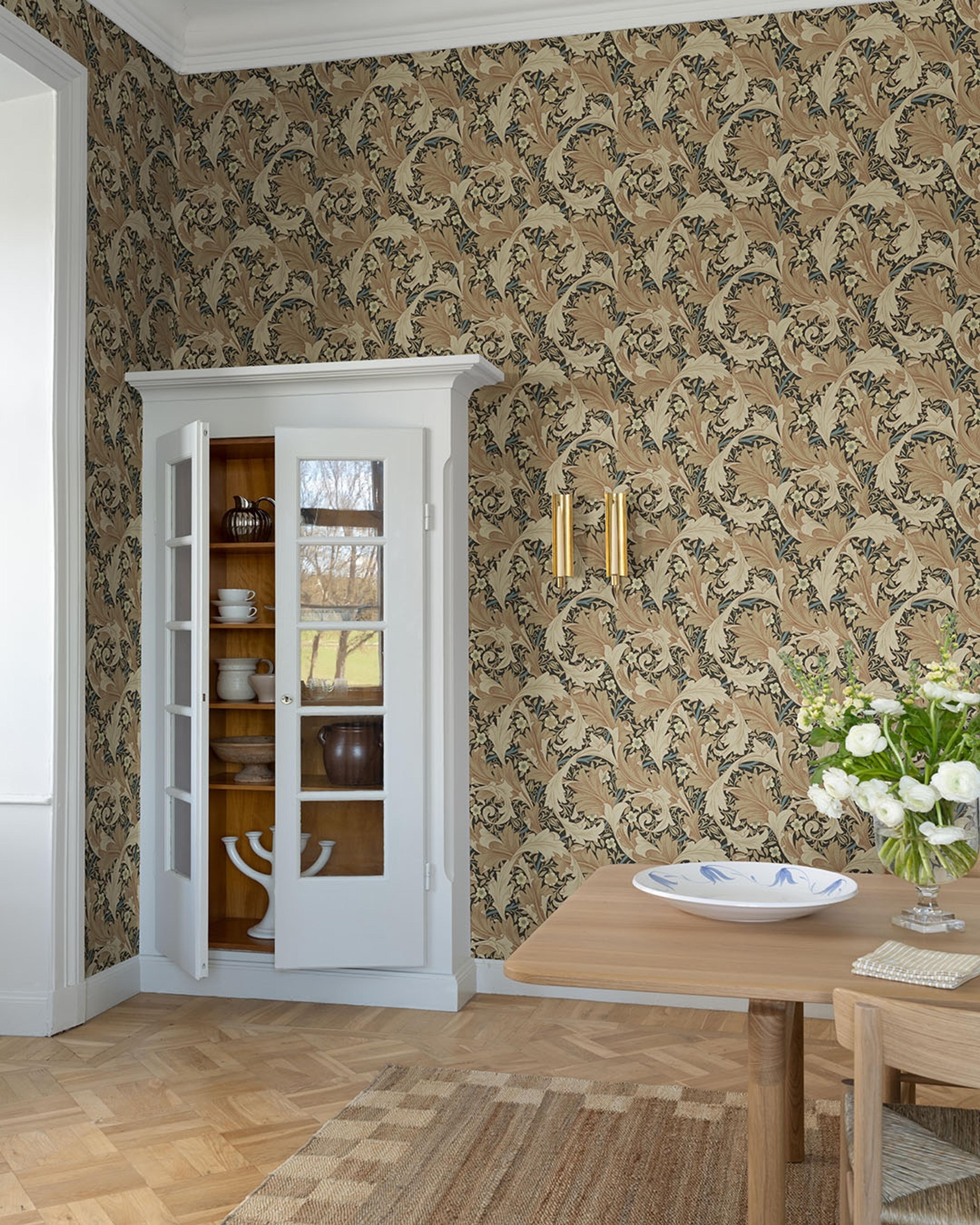Granville, svart tapet tapet från Midbec med botaniskt, blommigt mönster i svart och gul. Från kollektionen Hidden Treasures vol 1. Nonwoven-material med rak passning.