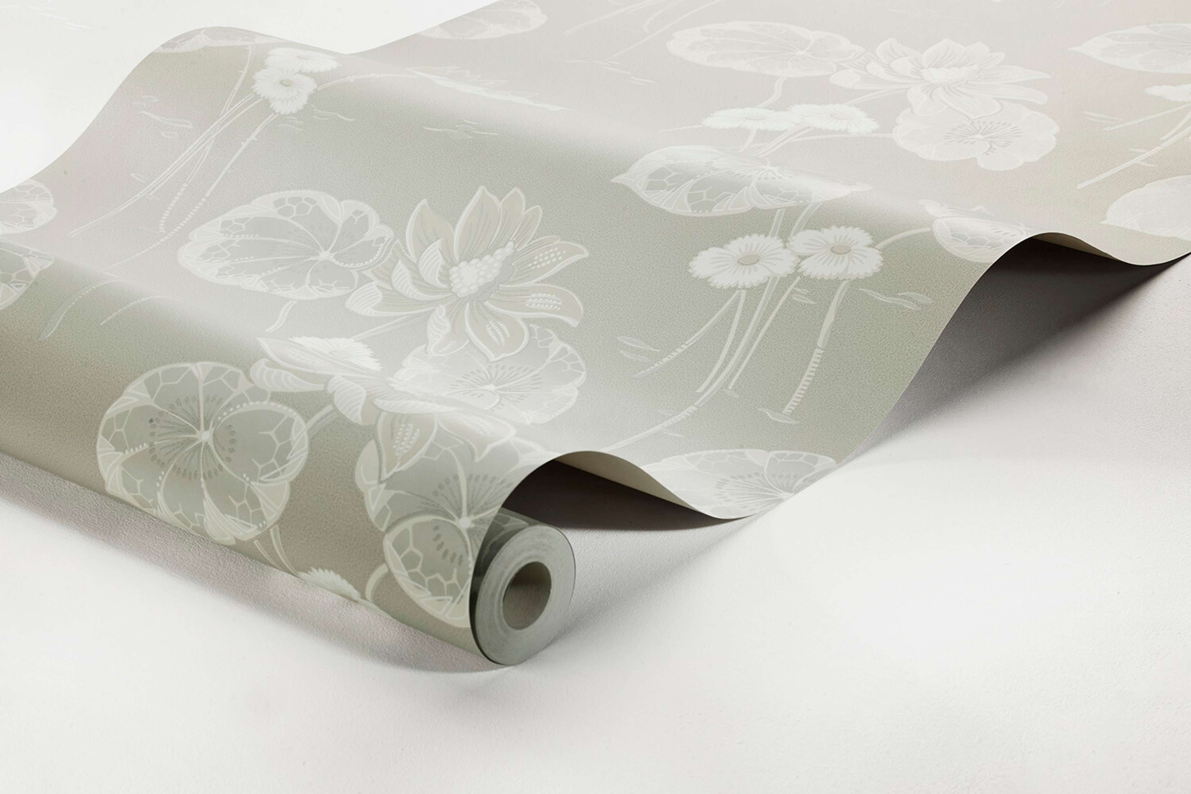 Haga tapet med blommigt mönster i grå. Från kollektionen Alla Tiders Hus. Nonwoven-material med förskjuten passning. Passar i vardagsrum, matsal och kök.