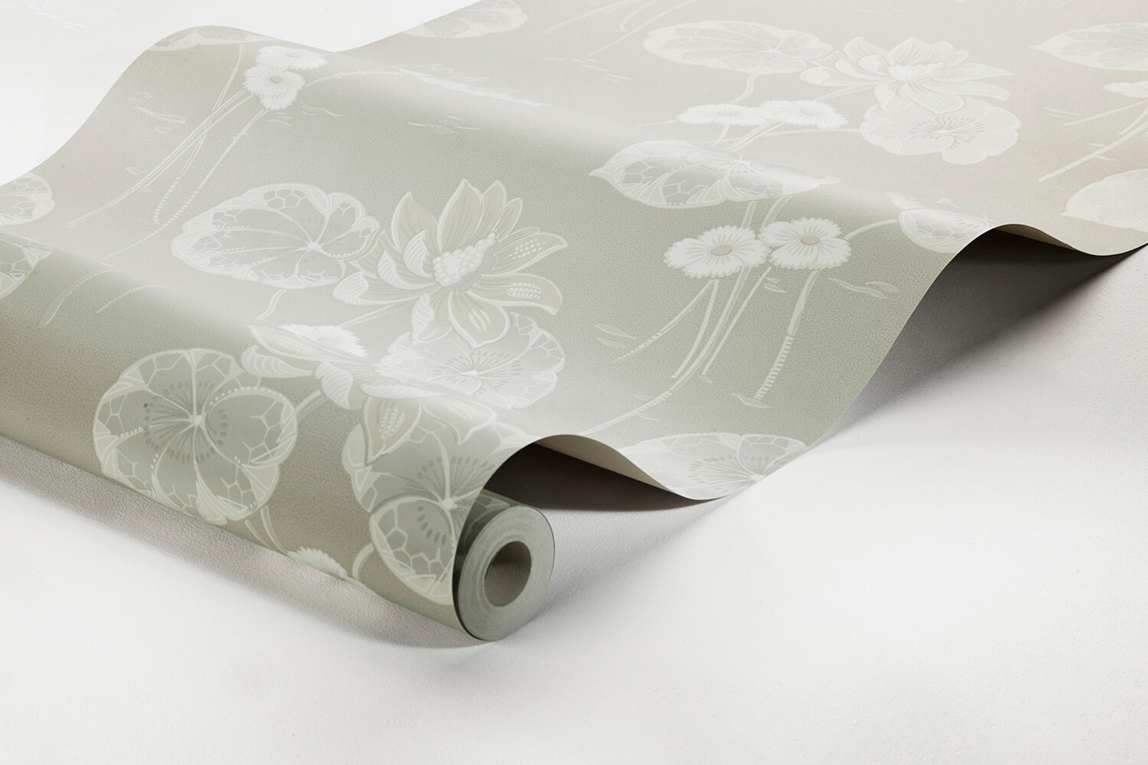 Haga tapet med blommigt mönster i grå. Från kollektionen Alla Tiders Hus. Nonwoven-material med förskjuten passning. Passar i vardagsrum, matsal och kök.