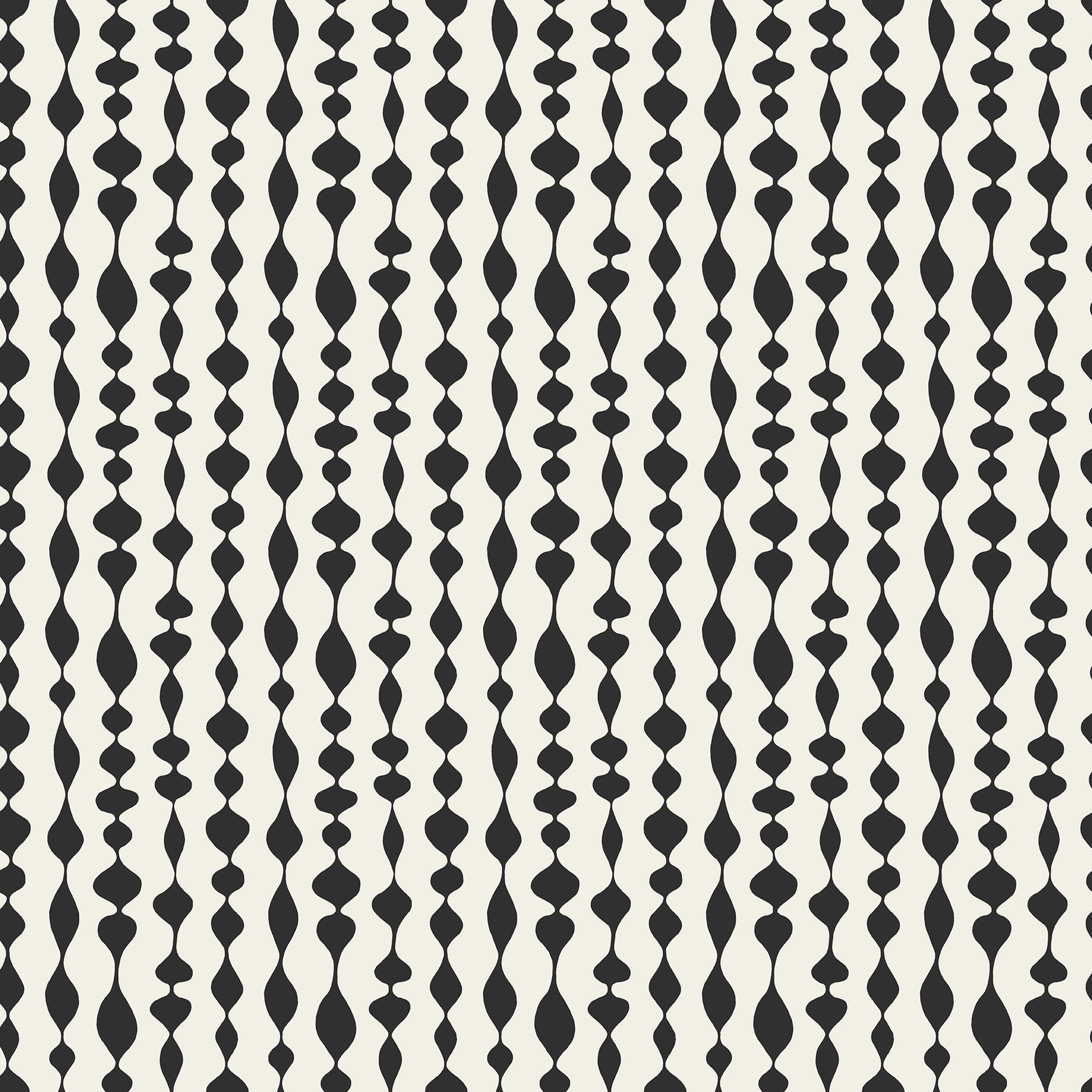 Margaret Rose svart tapet med grafiskt mönster i svart. Från kollektionen Gammalsvenska klassiker 1850–1950. Nonwoven-material med rak passning.