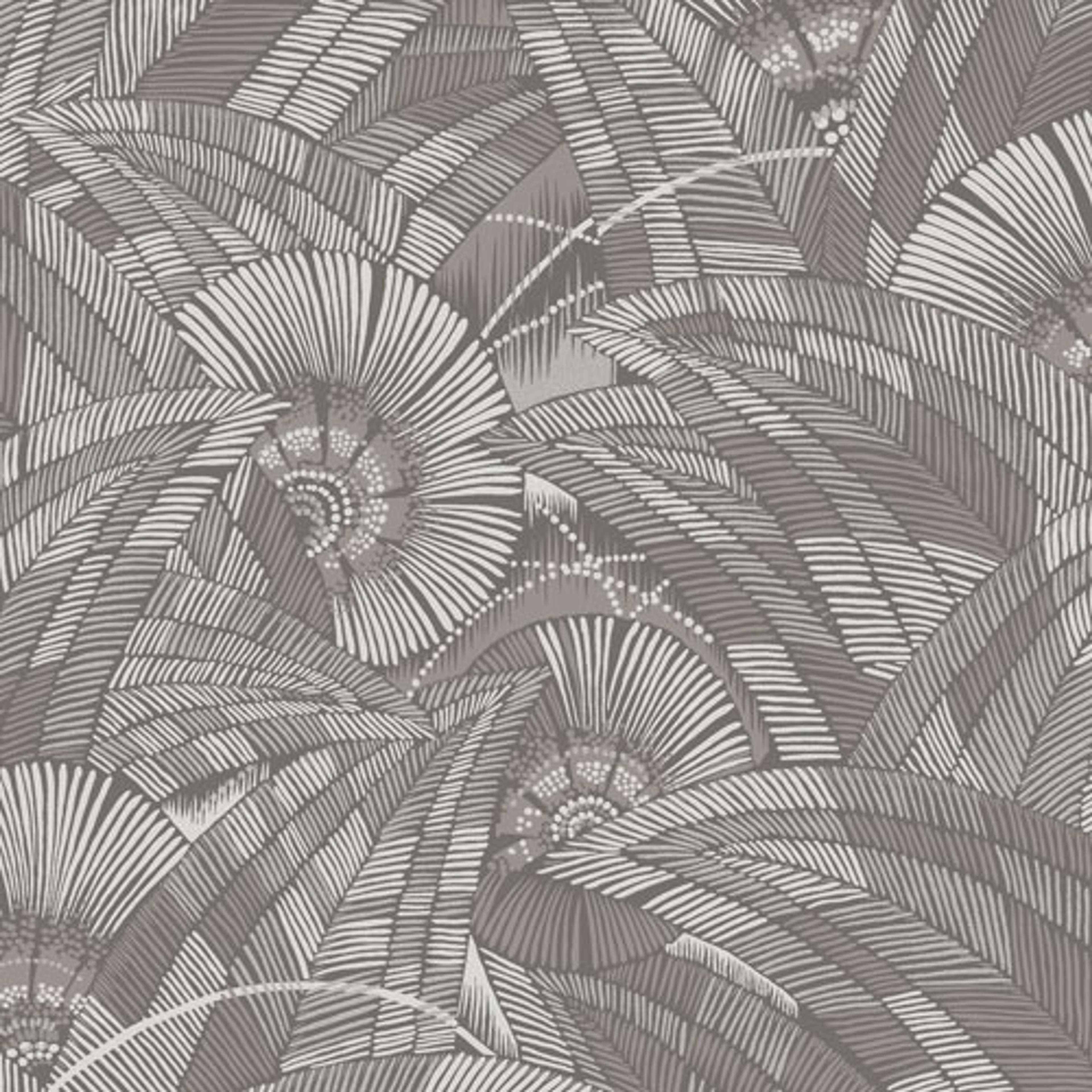 Bali Rock tapet tapet från Midbec med botaniskt mönster i grå. Från kollektionen Tribute. Nonwoven-material med förskjuten passning. Passar i vardagsrum, matsal och hall.