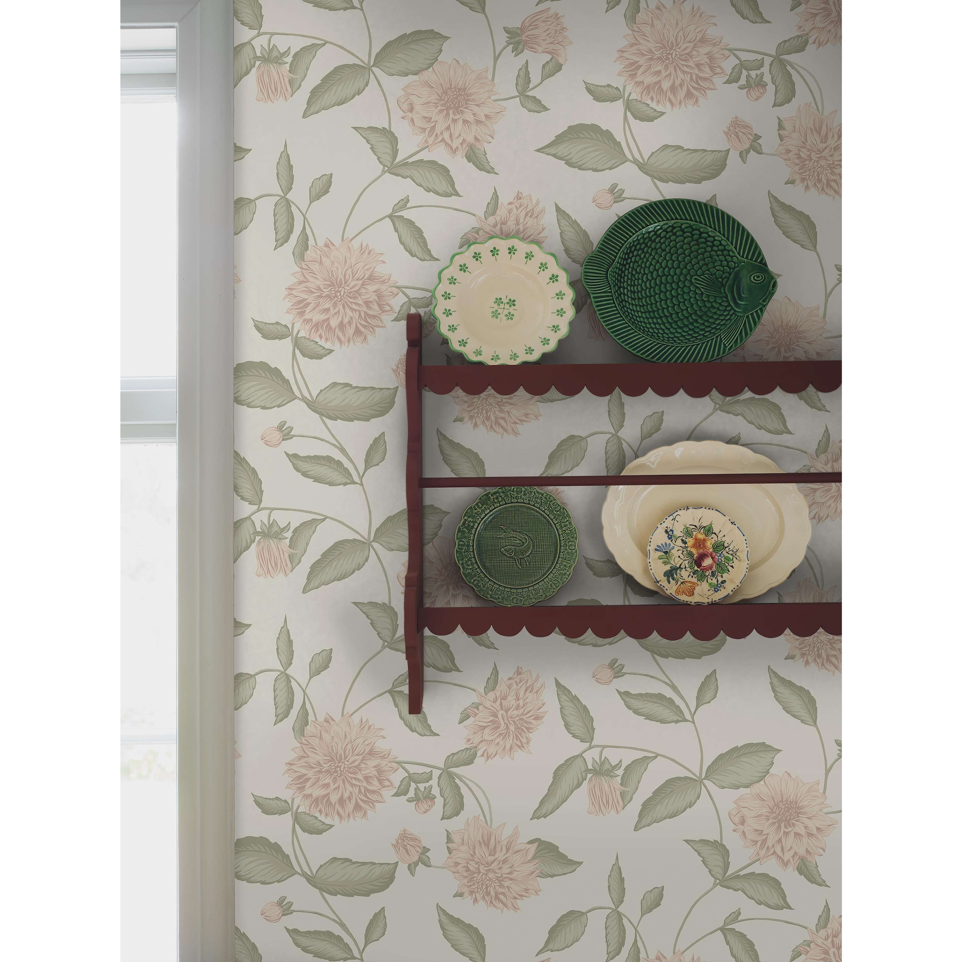 Dahliadröm rosa, tapet tapet med botaniskt, blommigt mönster i rosa. Från kollektionen Orangeri. Nonwoven-material med förskjuten passning. Passar i hall.