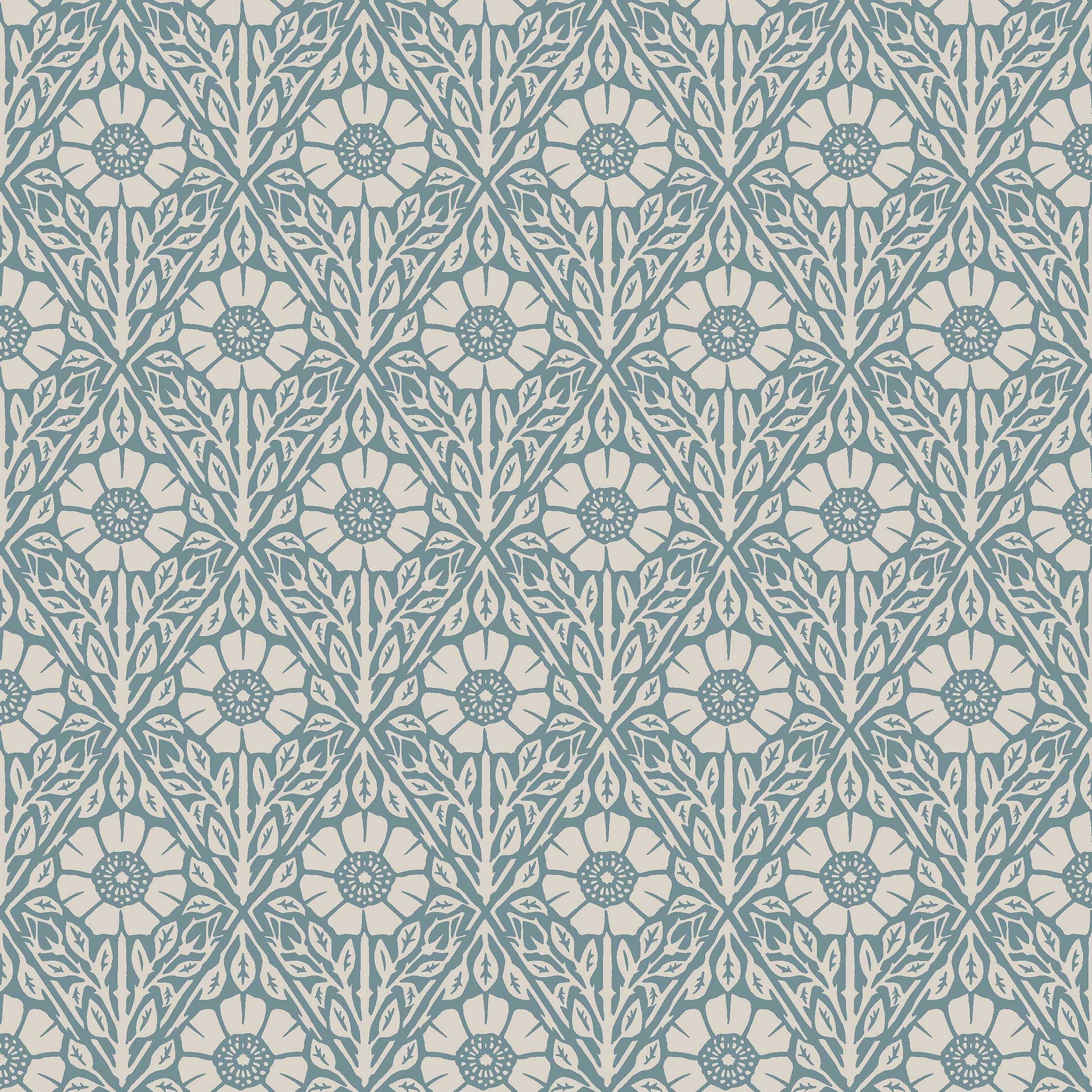 Nyponros blå, tapet tapet med blommigt mönster i blå. Från kollektionen Nordic Folk. Nonwoven-material med förskjuten passning. Passar i vardagsrum.