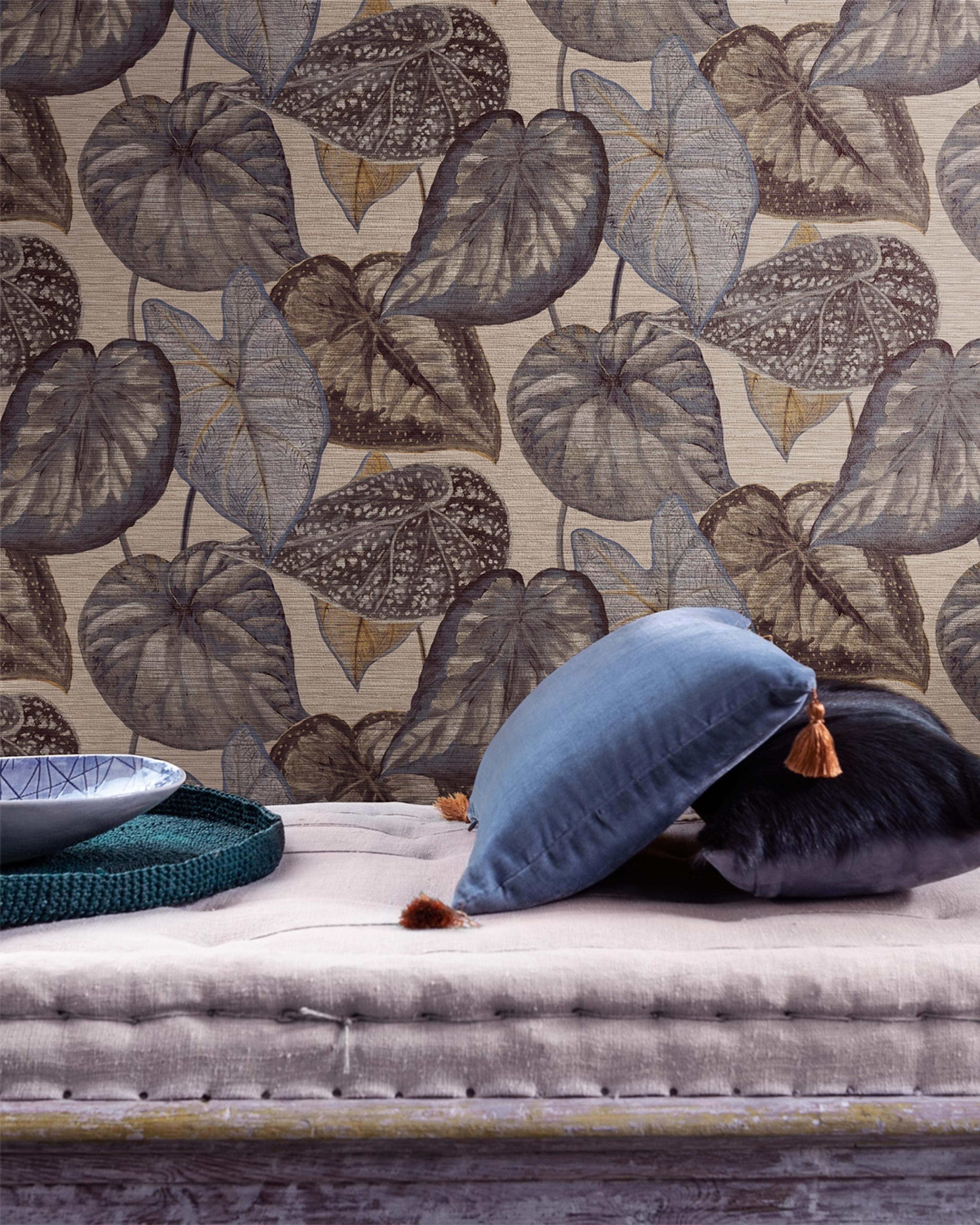 Tropical Leaves tapet med botaniskt mönster i brun och beige. Från kollektionen Tahiti. Nonwoven-material med förskjuten passning. Lyx-stil. Passar i vardagsrum, matsal och hall.