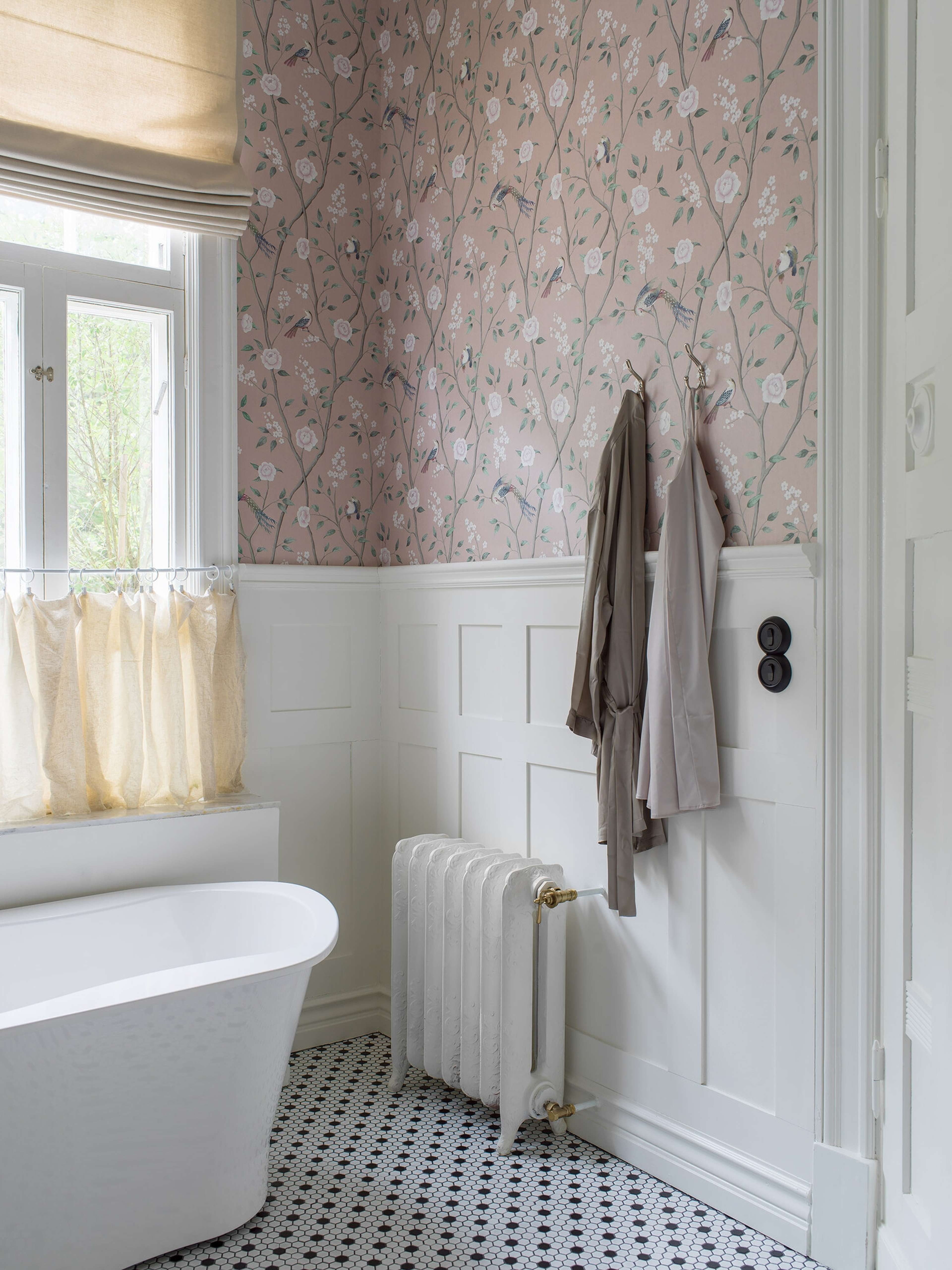 Paradise Birds tapet tapet från Boråstapeter med djur, blommigt mönster i rosa. Från kollektionen Dreamy Escape. Nonwoven-material med förskjuten passning. Lyx-stil. Passar i vardagsrum och matsal.
