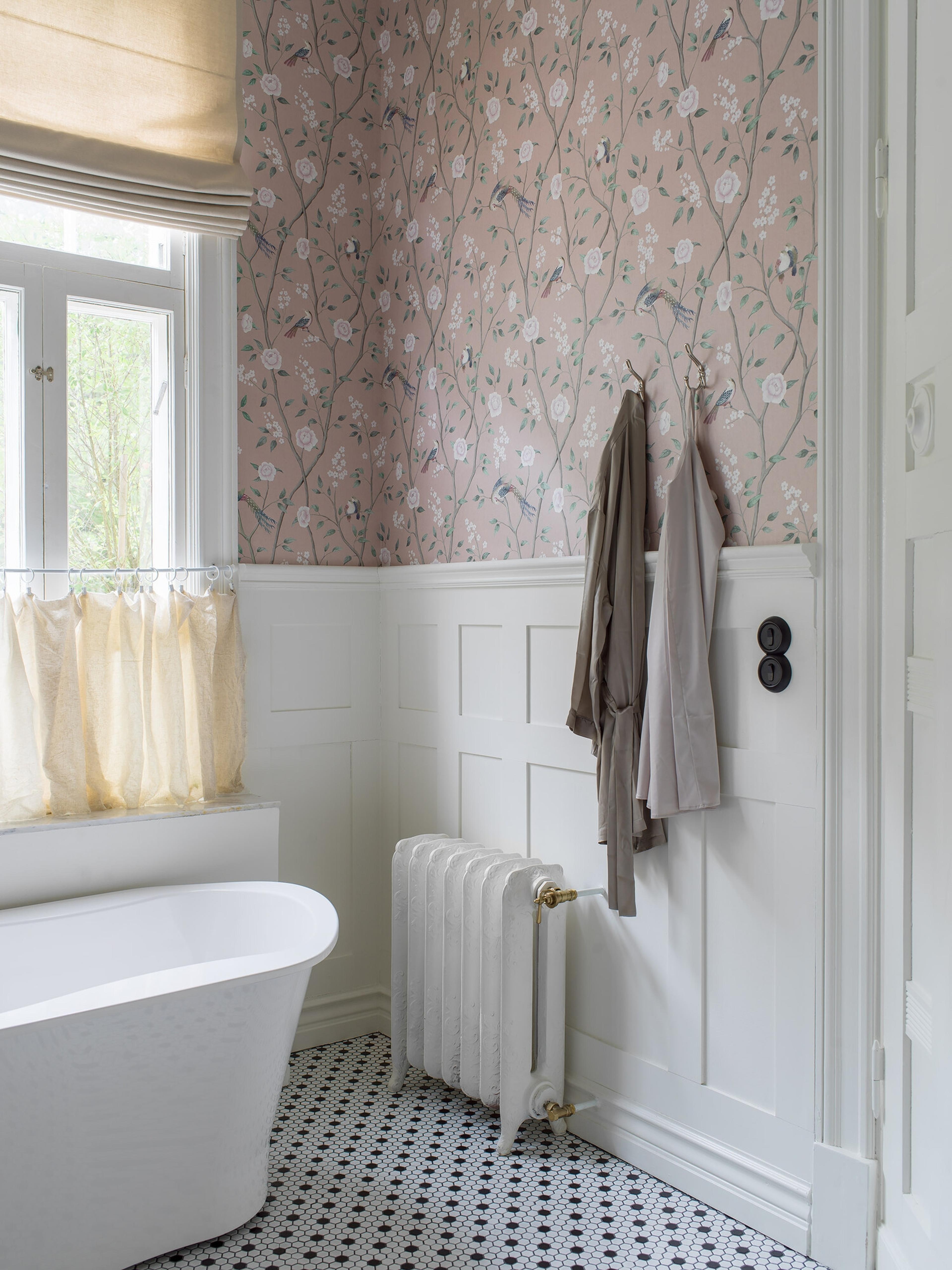 Paradise Birds tapet tapet från Boråstapeter med djur, blommigt mönster i rosa. Från kollektionen Dreamy Escape. Nonwoven-material med förskjuten passning. Lyx-stil. Passar i vardagsrum och matsal.
