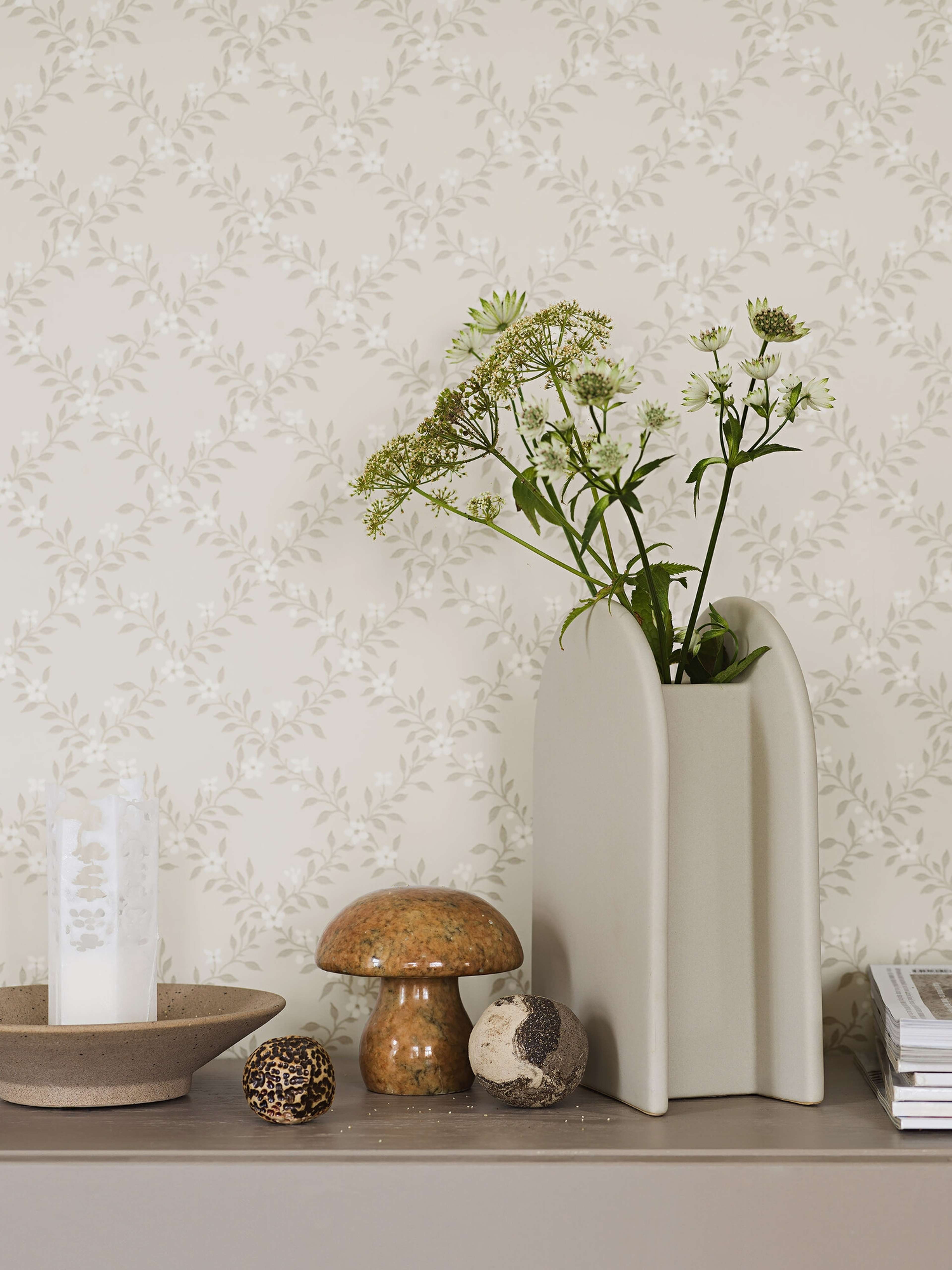Sommarslöja tapet med trellis mönster i grå och beige. Från kollektionen timeless traditions. Nonwoven-material med rak passning.