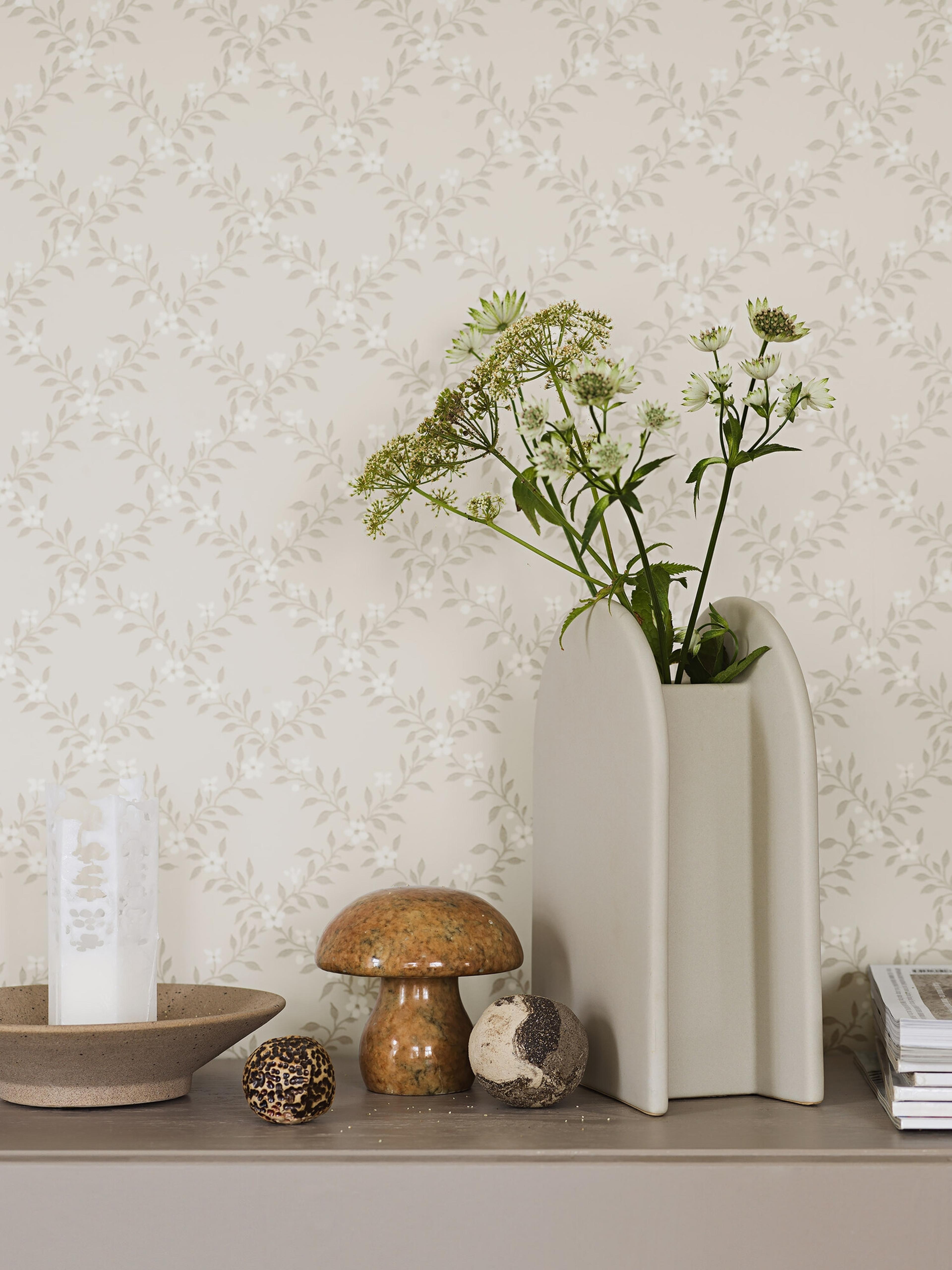 Sommarslöja tapet med trellis mönster i grå och beige. Från kollektionen timeless traditions. Nonwoven-material med rak passning.