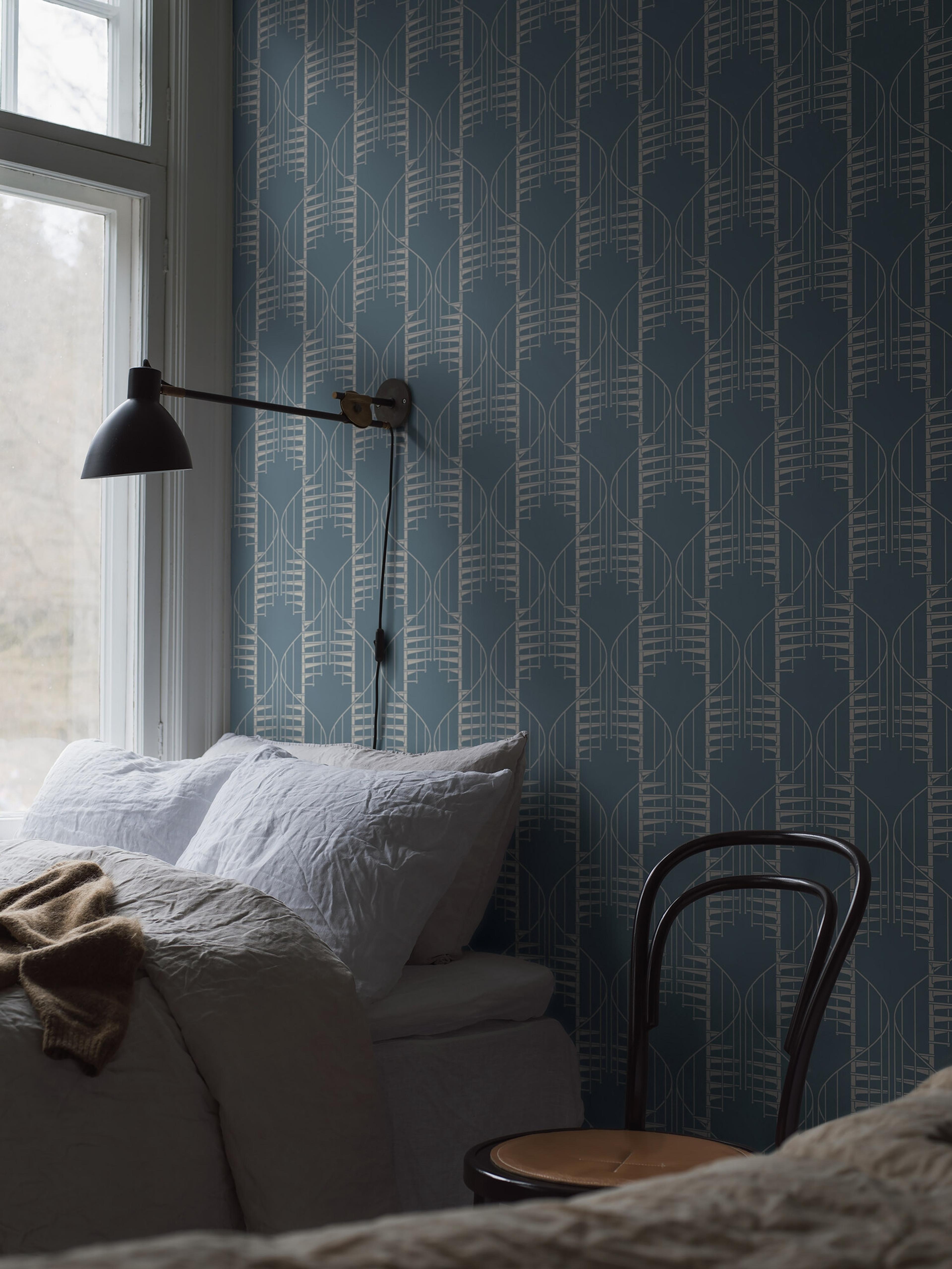 Sapphire Birds tapet med geometriskt, grafiskt mönster i blå. Från kollektionen Treasured. Nonwoven-material med förskjuten passning. Passar i kök, hall och arbetsrum.