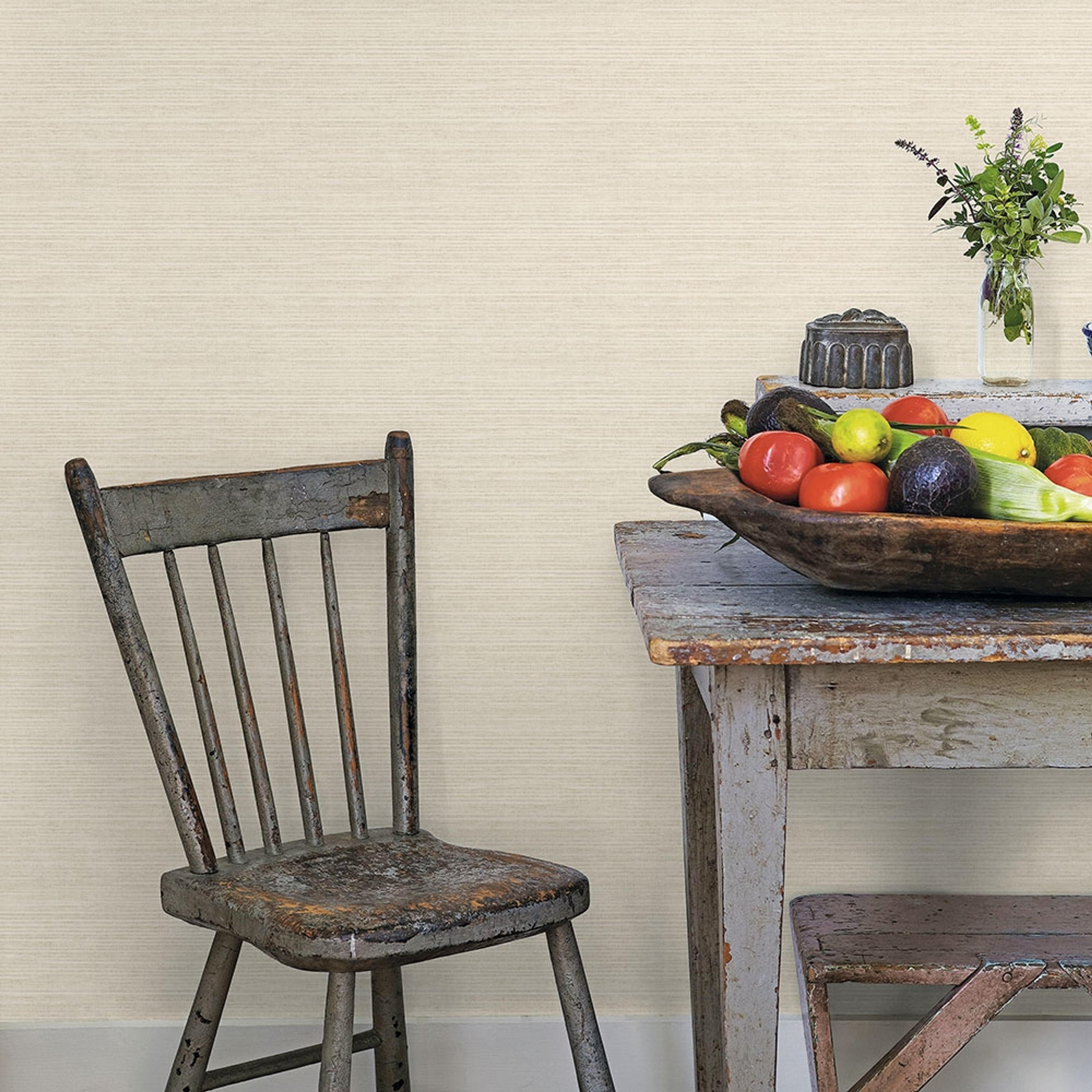Grasscloth tapet enfärgad i beige. Från kollektionen Just Kitchens. Nonwoven-material med rak passning.