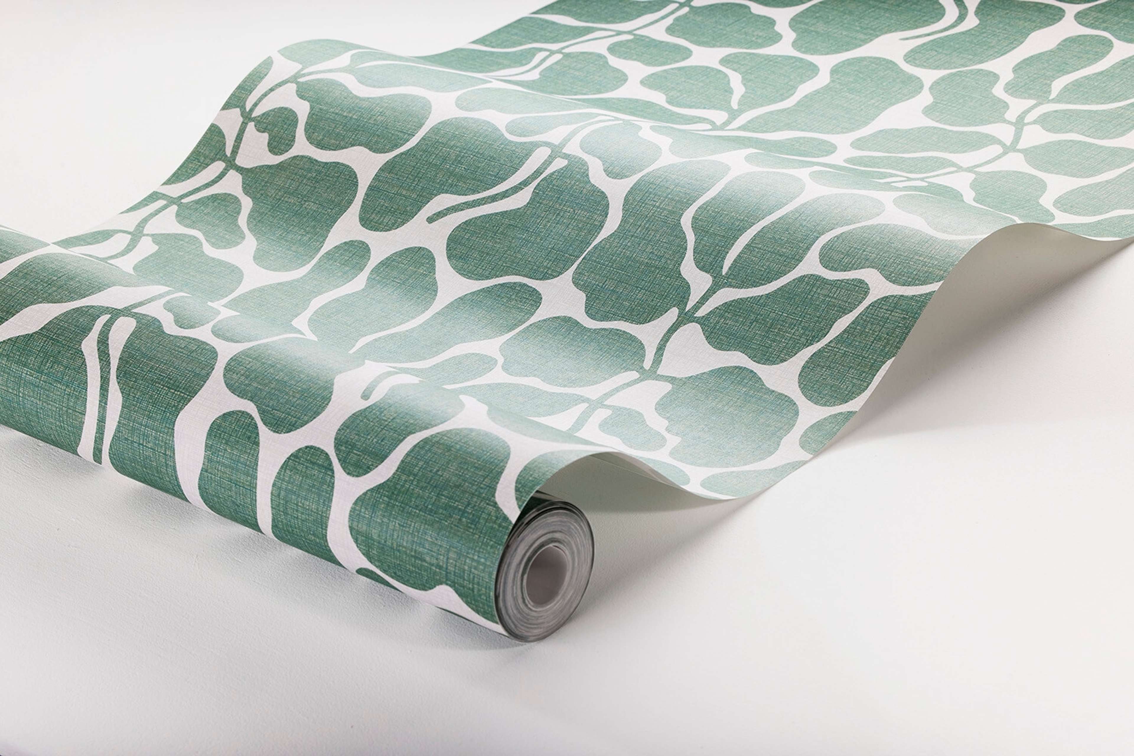 My Secret Garden grön, tapet tapet med botaniskt, grafiskt, retro mönster i grön. Från kollektionen swedish designers. Nonwoven-material med förskjuten passning. Vintage-stil.