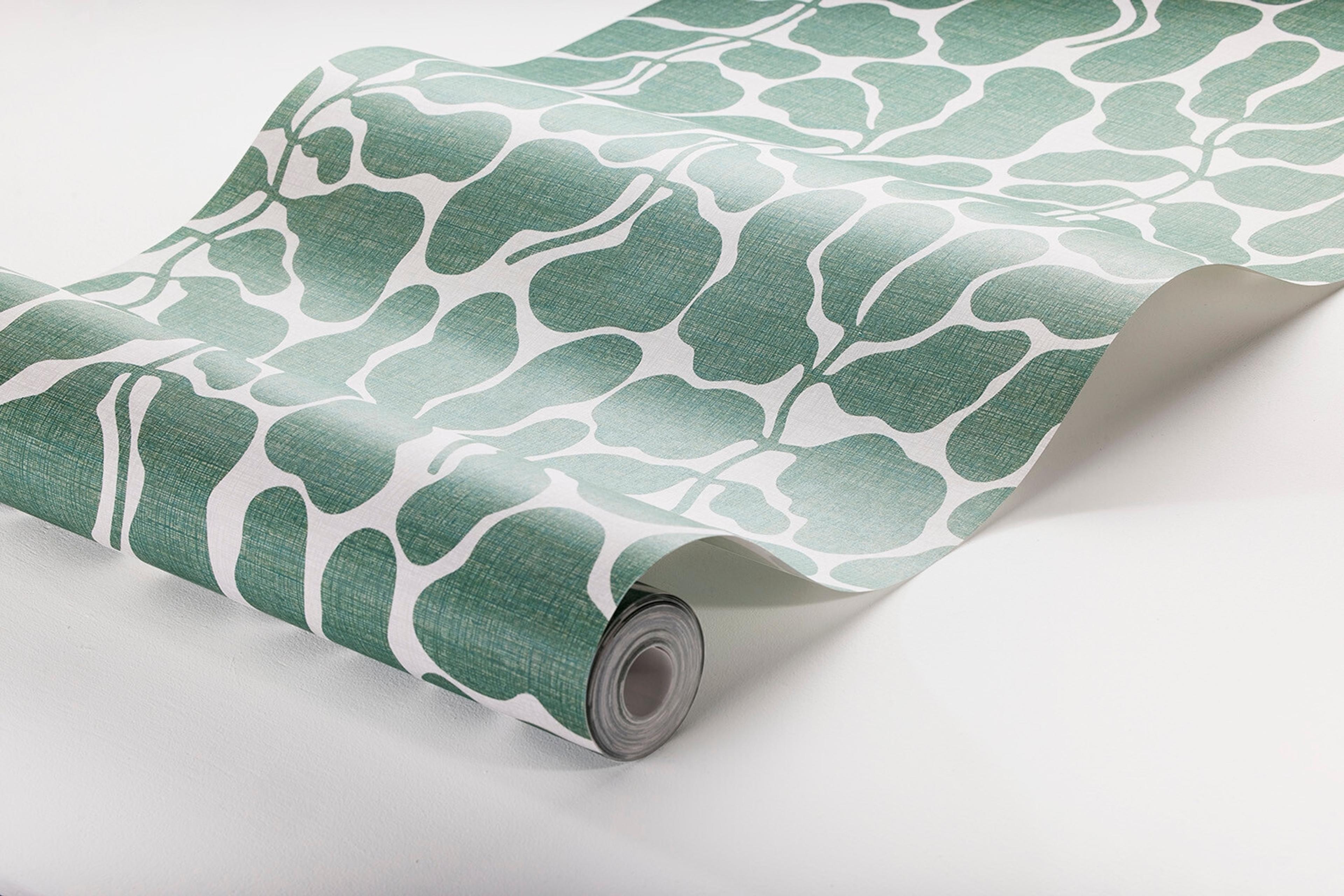 My Secret Garden grön, tapet tapet med botaniskt, grafiskt, retro mönster i grön. Från kollektionen swedish designers. Nonwoven-material med förskjuten passning. Vintage-stil.