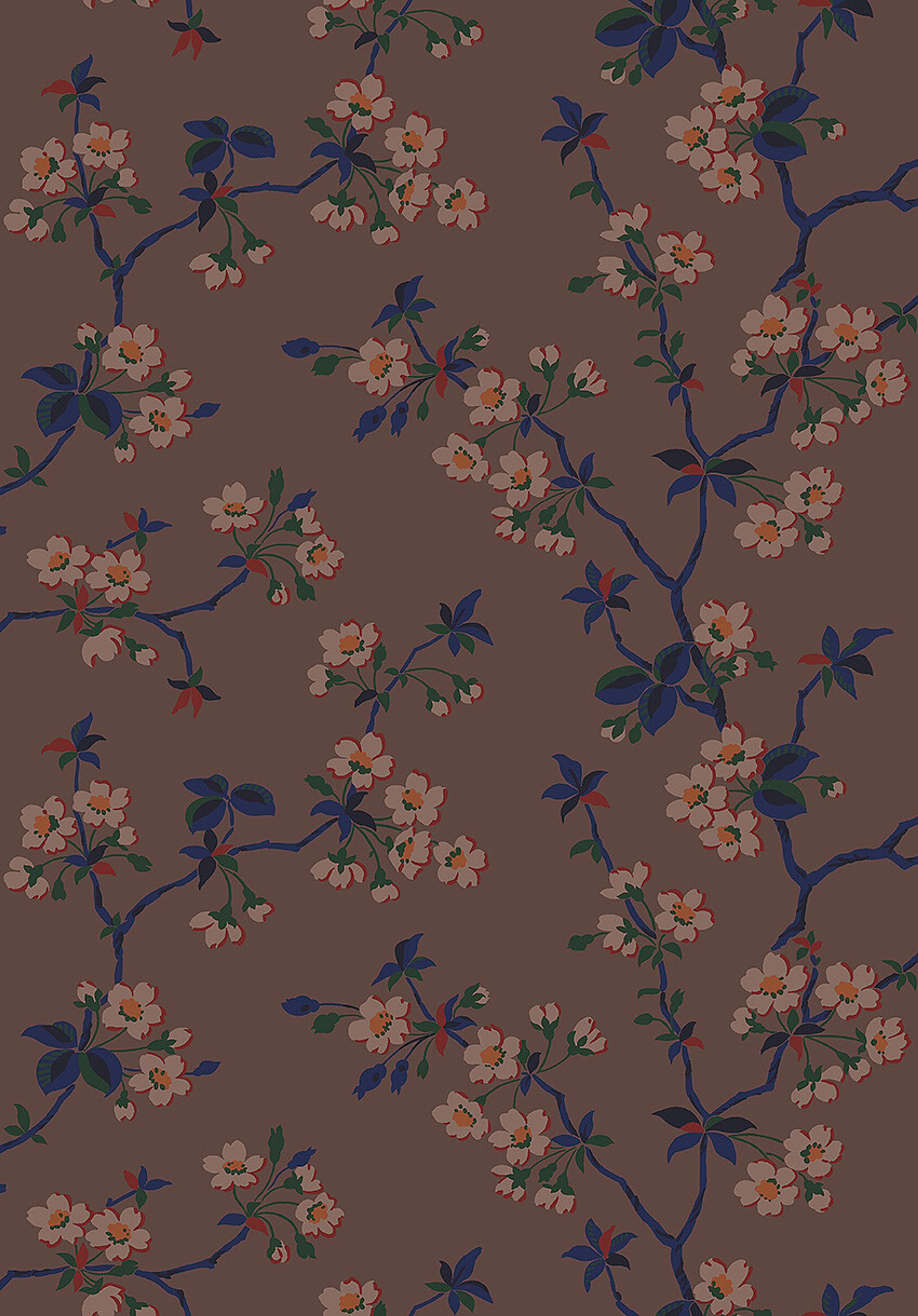 Trädgårdsstaden tapet med blommigt mönster i brun. Från kollektionen Alla Tiders Hus. Nonwoven-material med förskjuten passning. Passar i vardagsrum, matsal och kök.