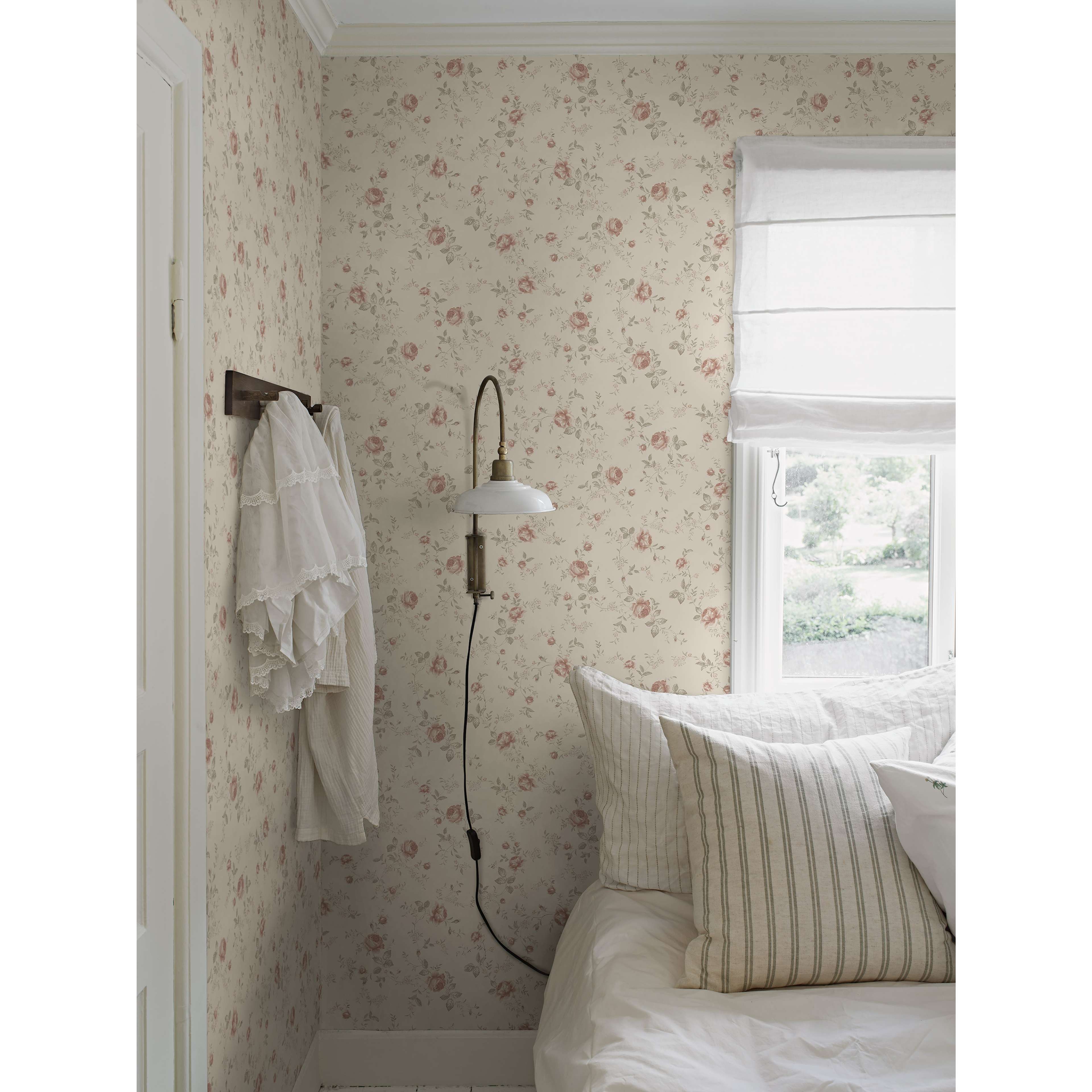 Rose Garden beige, tapet tapet med blommigt, barnrum mönster i beige. Från kollektionen Newbie II Wallpaper. Nonwoven-material med förskjuten passning. Passar i sovrum.