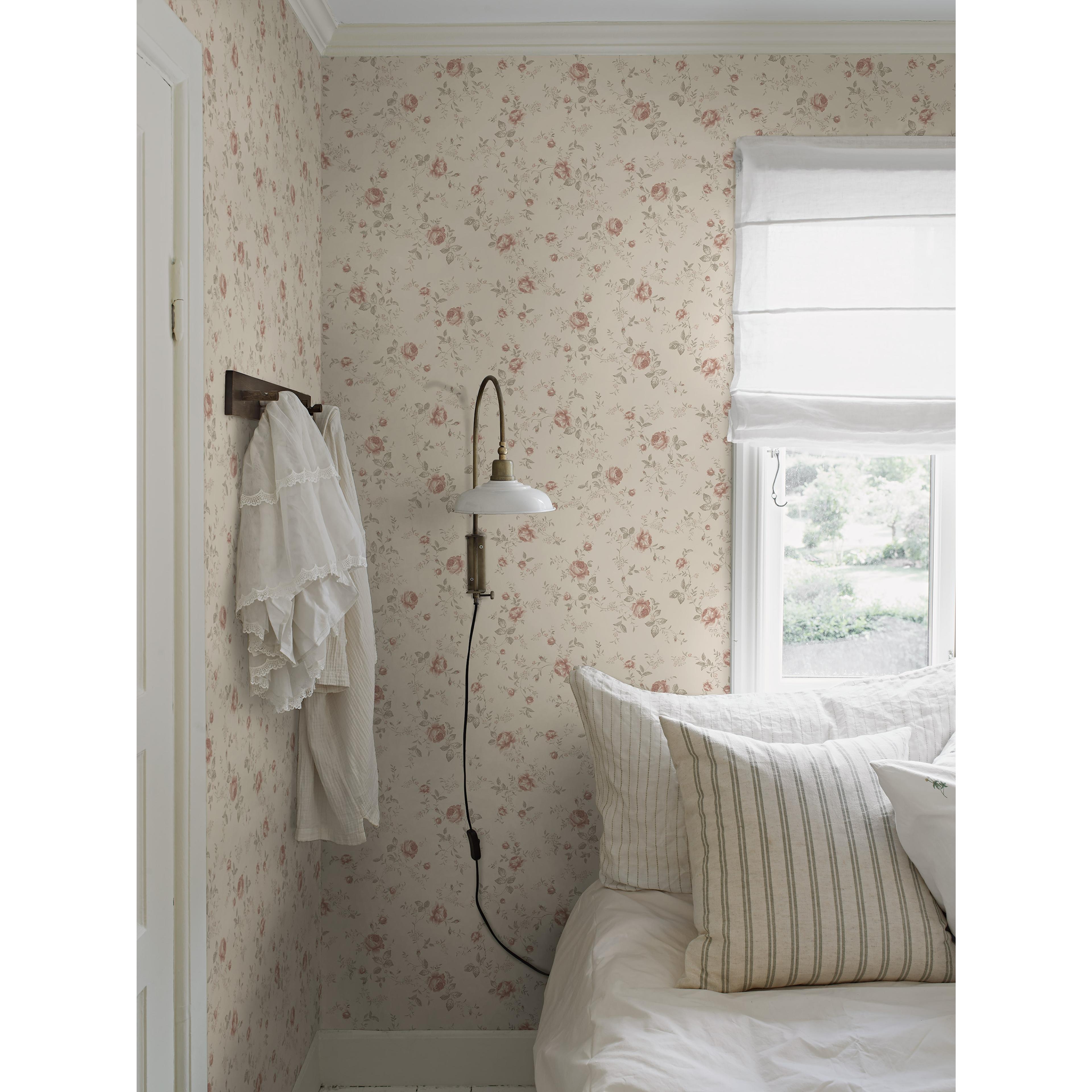 Rose Garden beige, tapet tapet med blommigt, barnrum mönster i beige. Från kollektionen Newbie II Wallpaper. Nonwoven-material med förskjuten passning. Passar i sovrum.