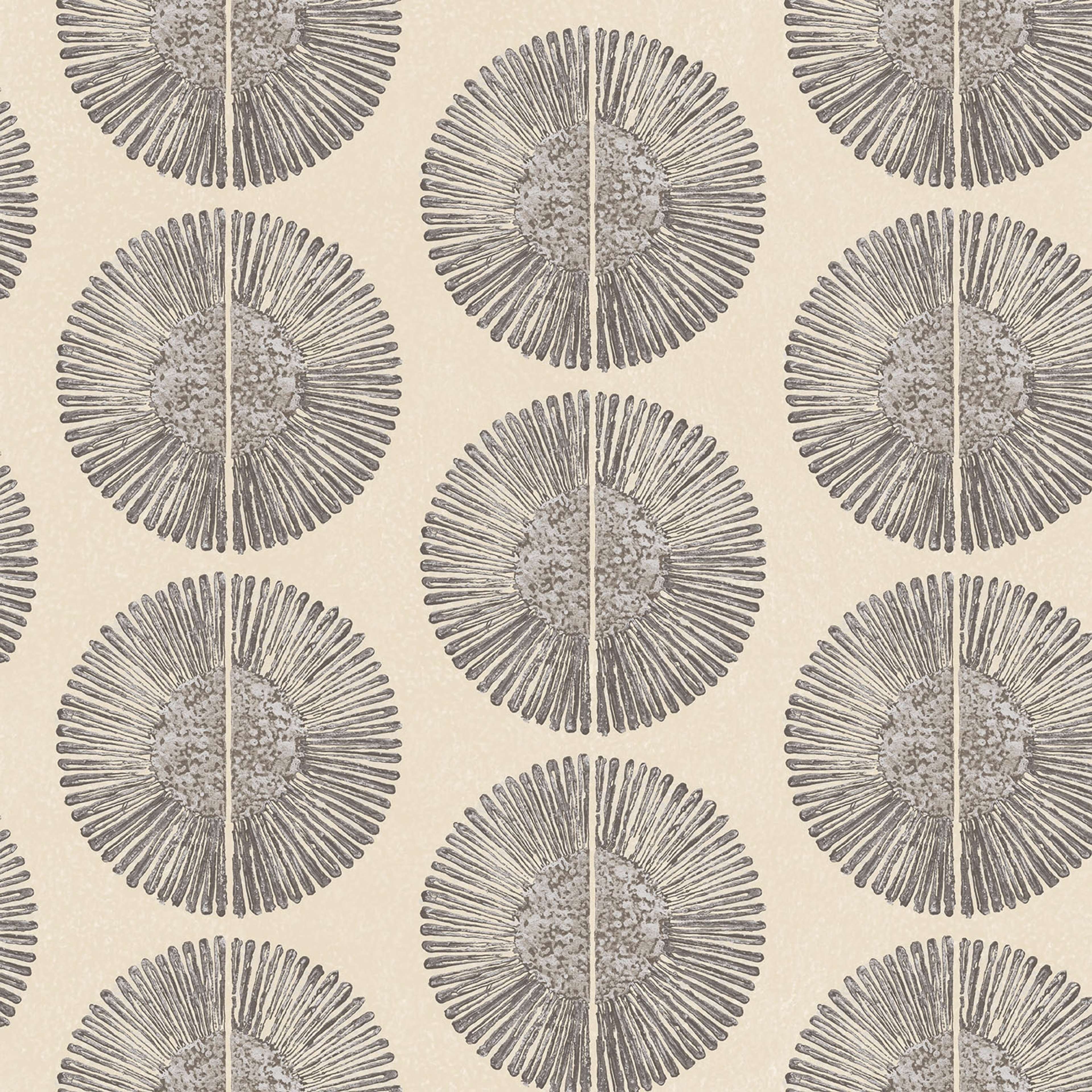 Soleil tapet i beige och grå tapet med grafiskt mönster i beige. Från kollektionen bazaar. Nonwoven-material med förskjuten passning. Passar i vardagsrum och matsal.
