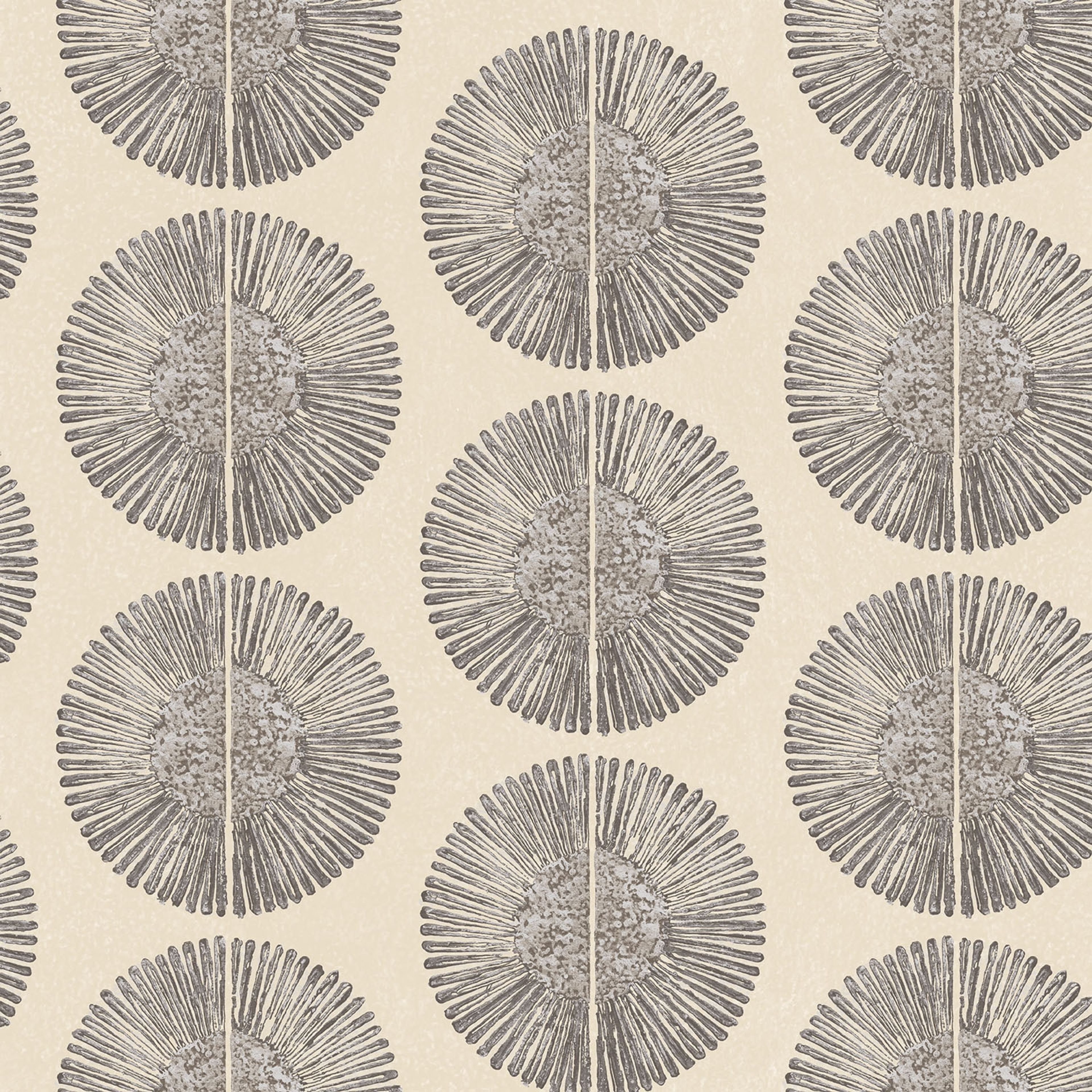 Soleil tapet i beige och grå tapet med grafiskt mönster i beige. Från kollektionen bazaar. Nonwoven-material med förskjuten passning. Passar i vardagsrum och matsal.
