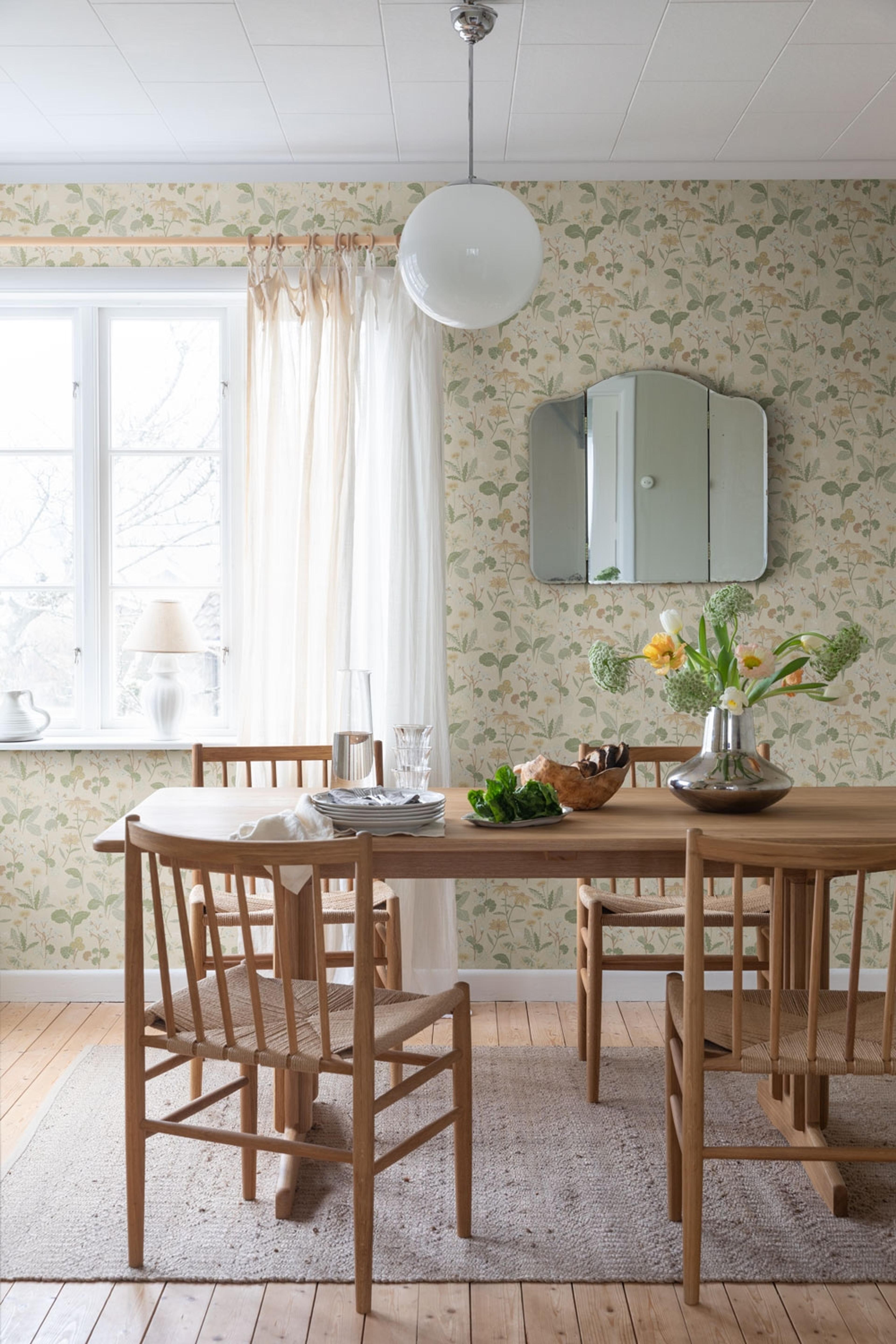 Magdalena, beige tapet tapet med blommigt mönster i beige. Från kollektionen Örtagård. Nonwoven-material med rak passning.