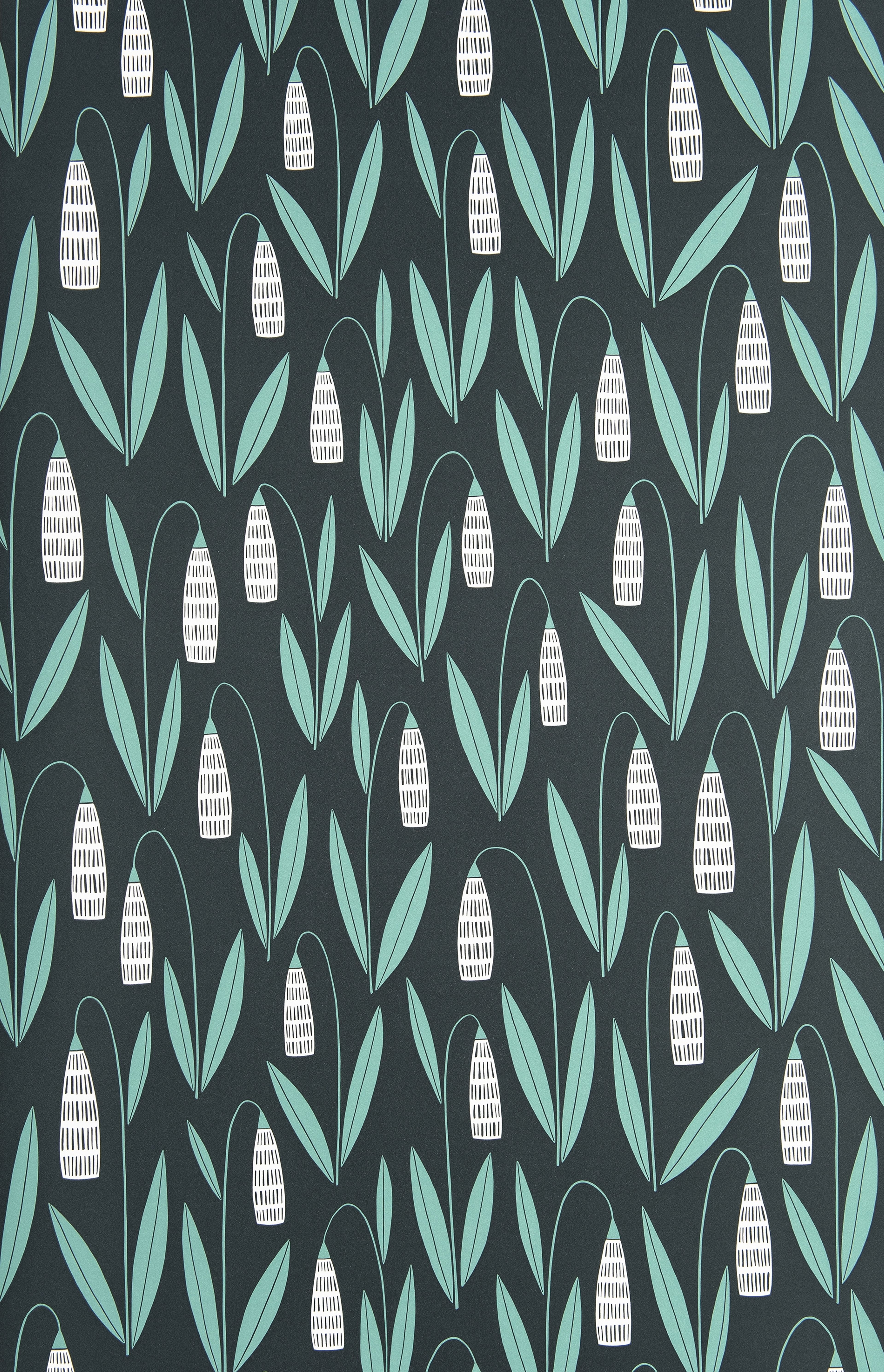 Snowdrops tapet från Midbec med grafiskt mönster i grå. Från kollektionen Seven Sisters. Nonwoven-material med förskjuten passning.