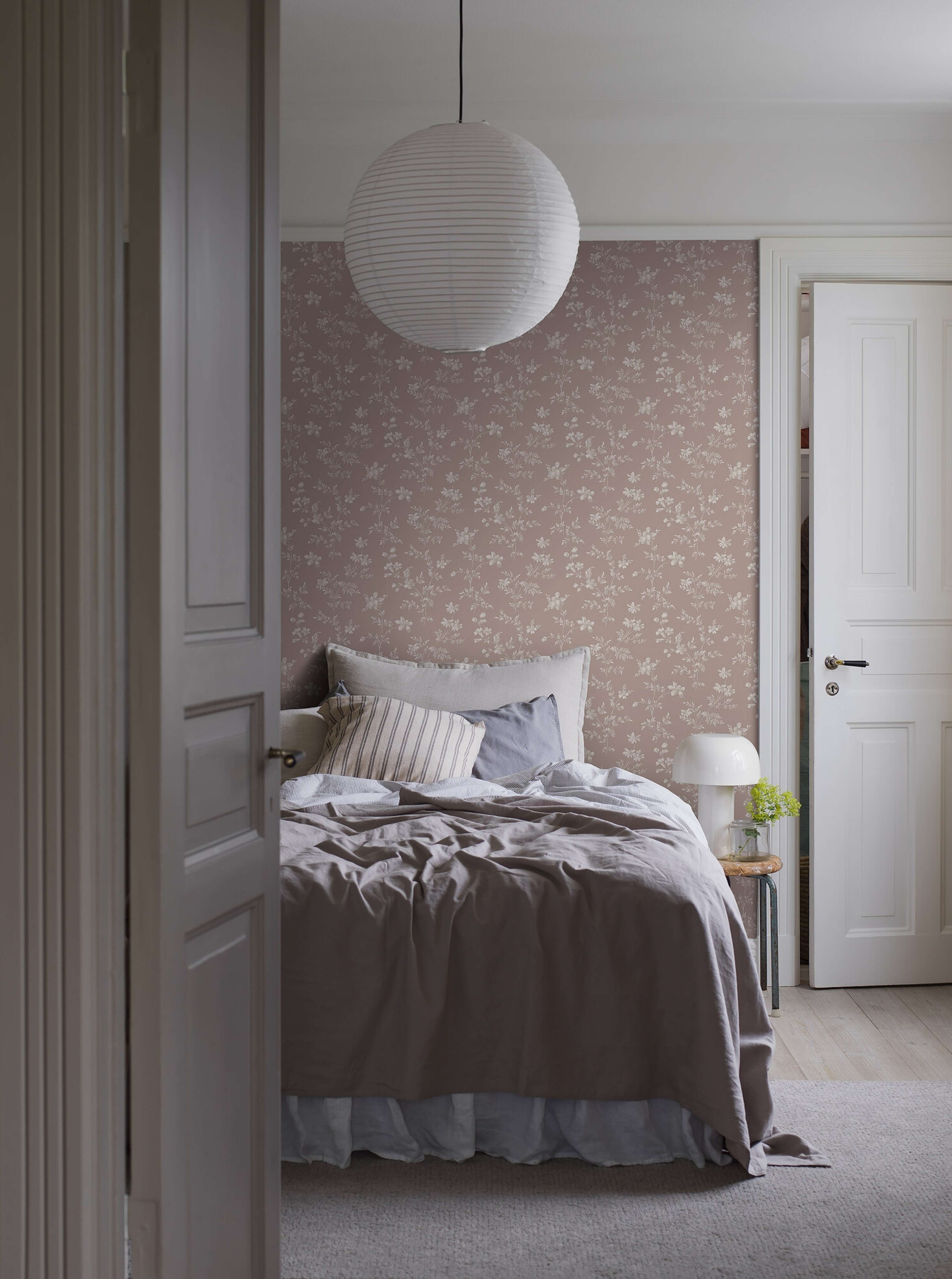 Ängsblomma tapet med blommigt mönster i vit och rosa. Från kollektionen timeless traditions. Nonwoven-material med rak passning.