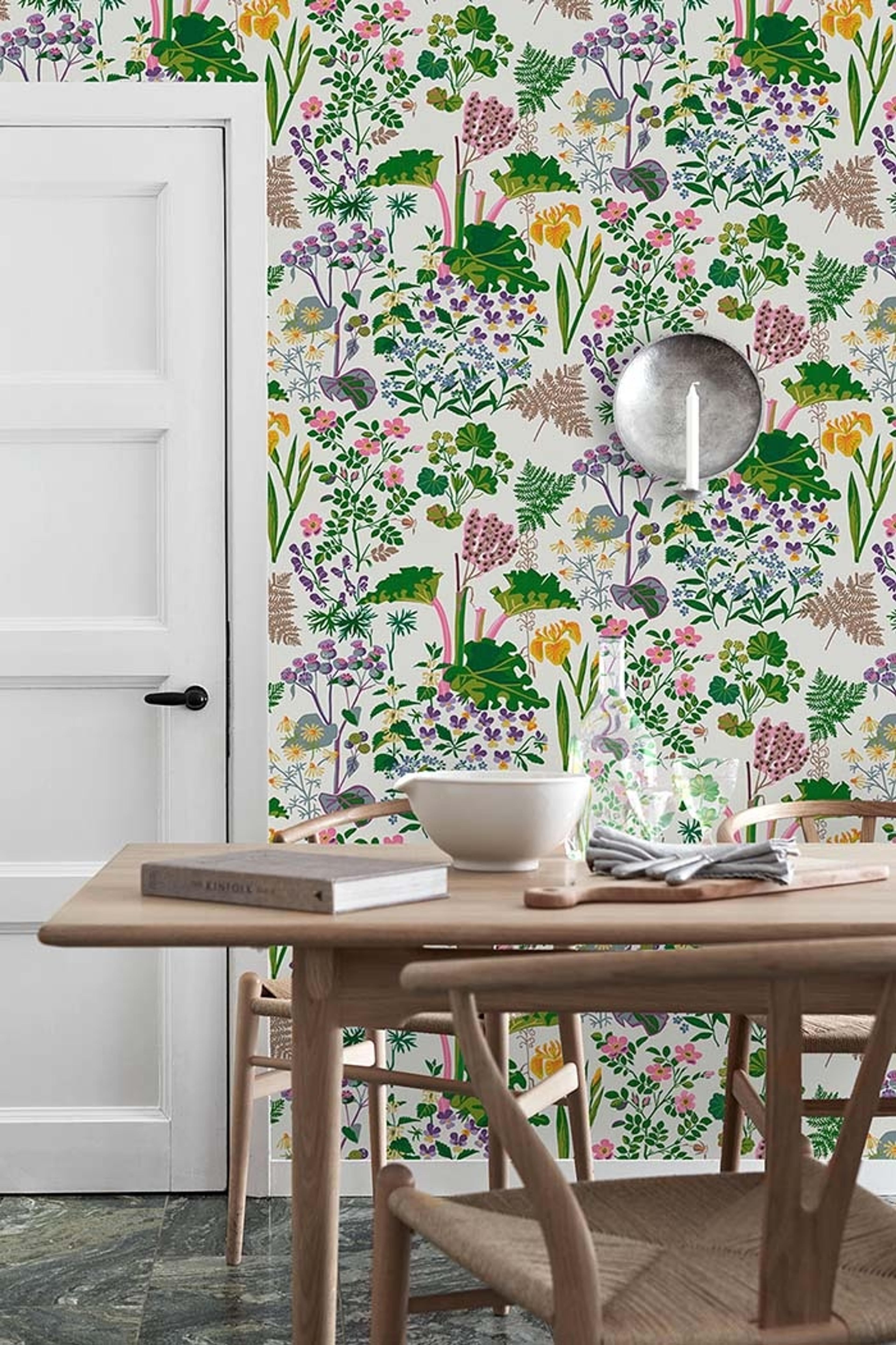 Rabarber, ljus botten tapet från Boråstapeter med botaniskt, retro mönster i vit, rosa och grön. Från kollektionen Scandinavian Designers II. Nonwoven-material med förskjuten passning. Vintage, country-stil.