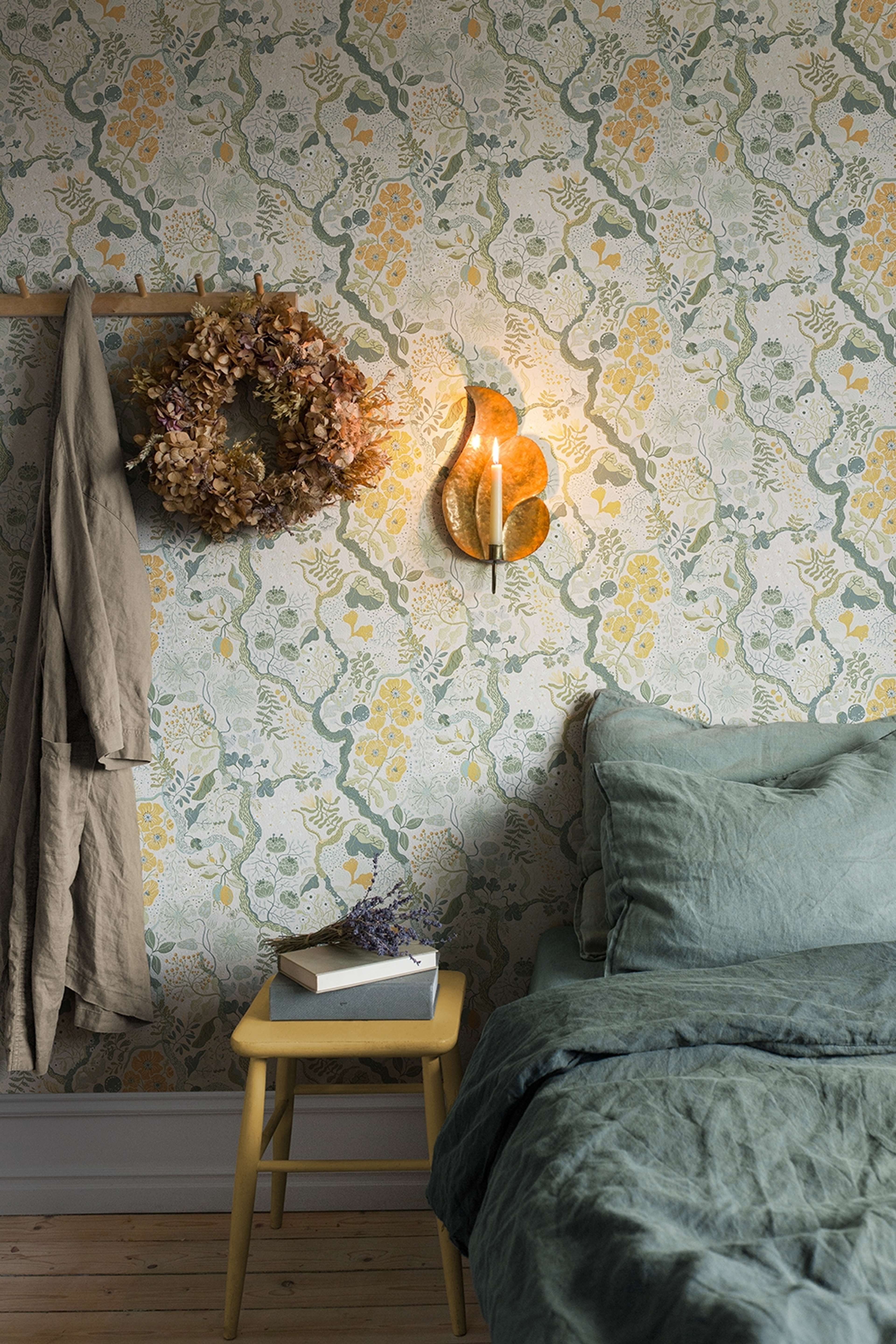 Ann stormönstrad tapet, gråbeige botten tapet med botaniskt mönster i beige. Från kollektionen Lina 2. Nonwoven-material med förskjuten passning. Country-stil.