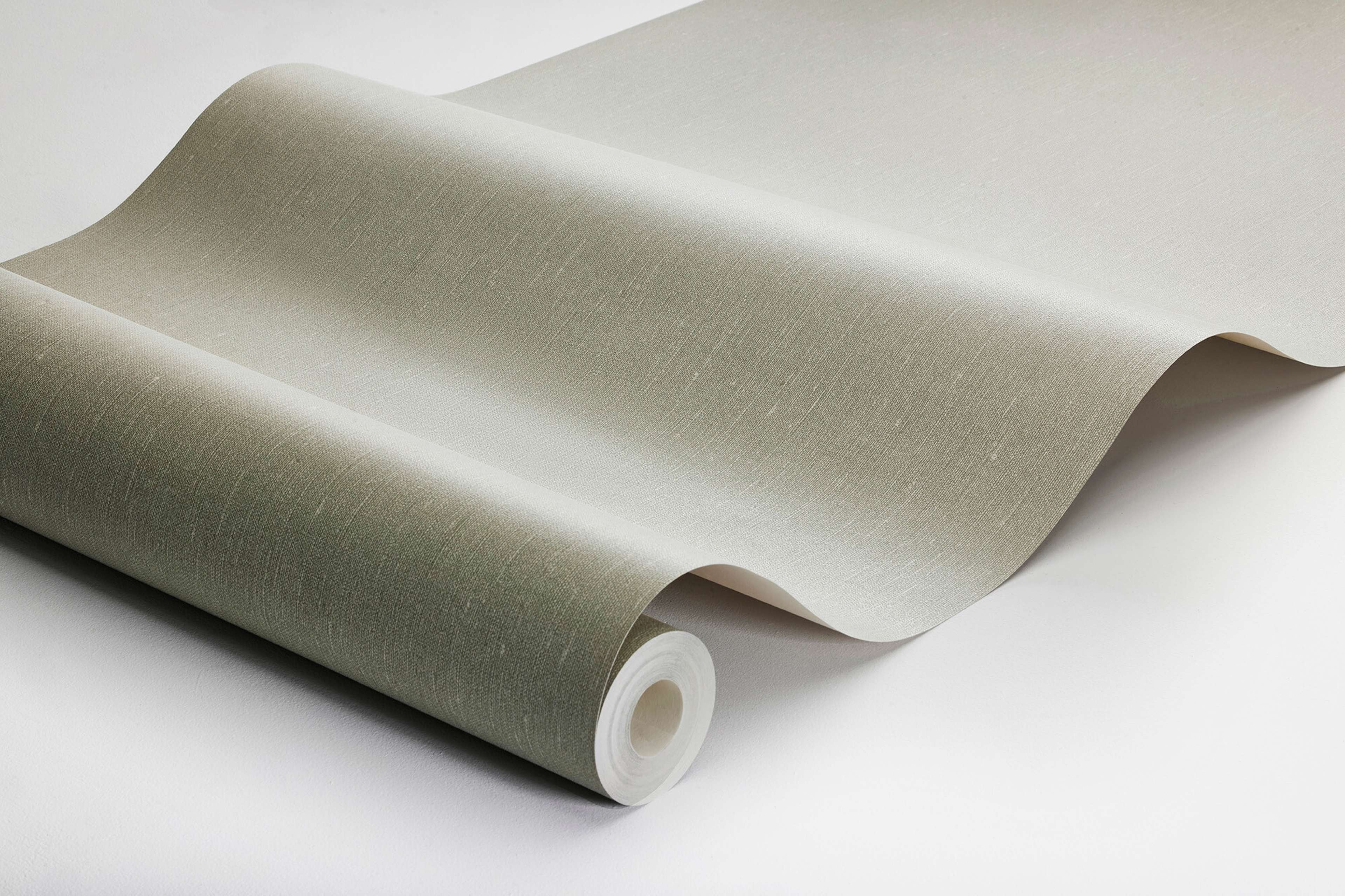 Soft Olive tapet med enfargat, textilimitation mönster i grön. Från kollektionen Linen. Nonwoven-material. Passar i vardagsrum och matsal.
