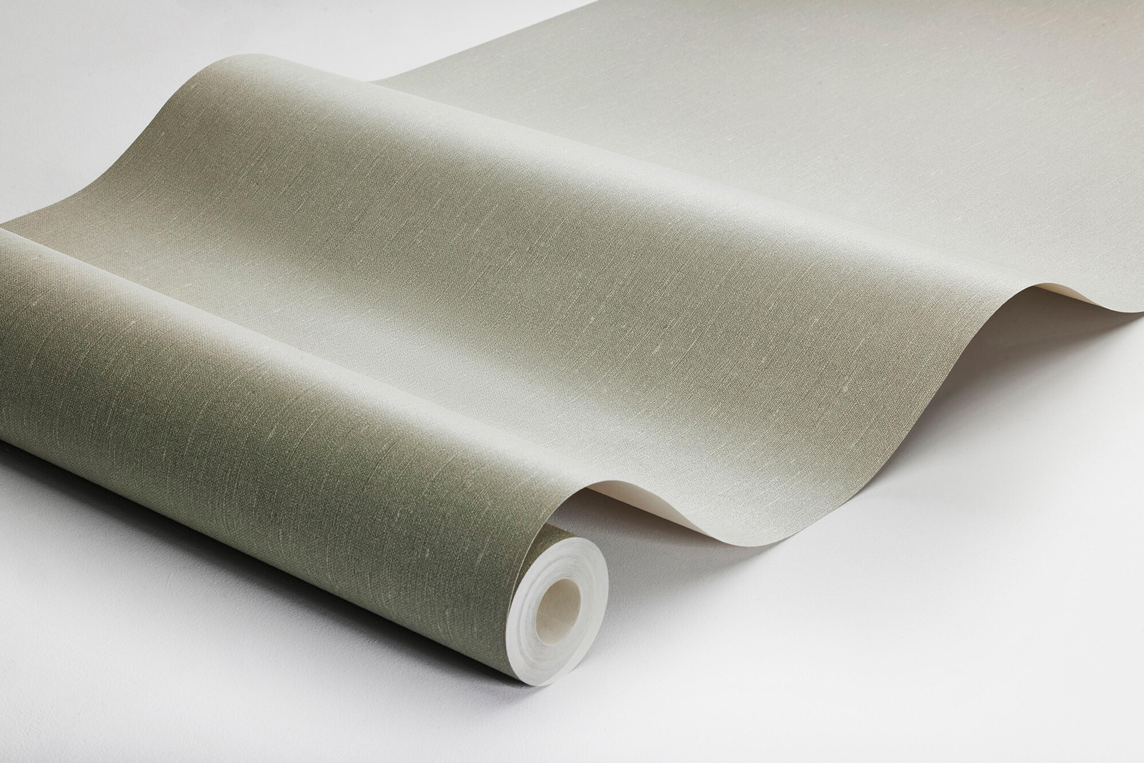 Soft Olive tapet med enfargat, textilimitation mönster i grön. Från kollektionen Linen. Nonwoven-material. Passar i vardagsrum och matsal.