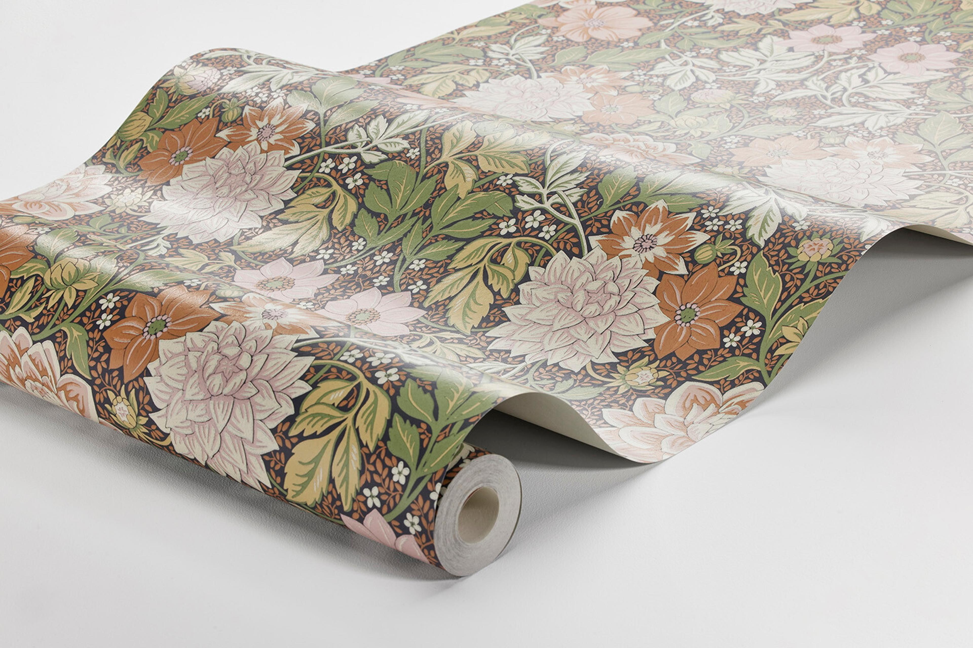 Dahlia Garden tapet med blommigt mönster i rosa. Från kollektionen Falsterbo III. Nonwoven-material med rak passning.