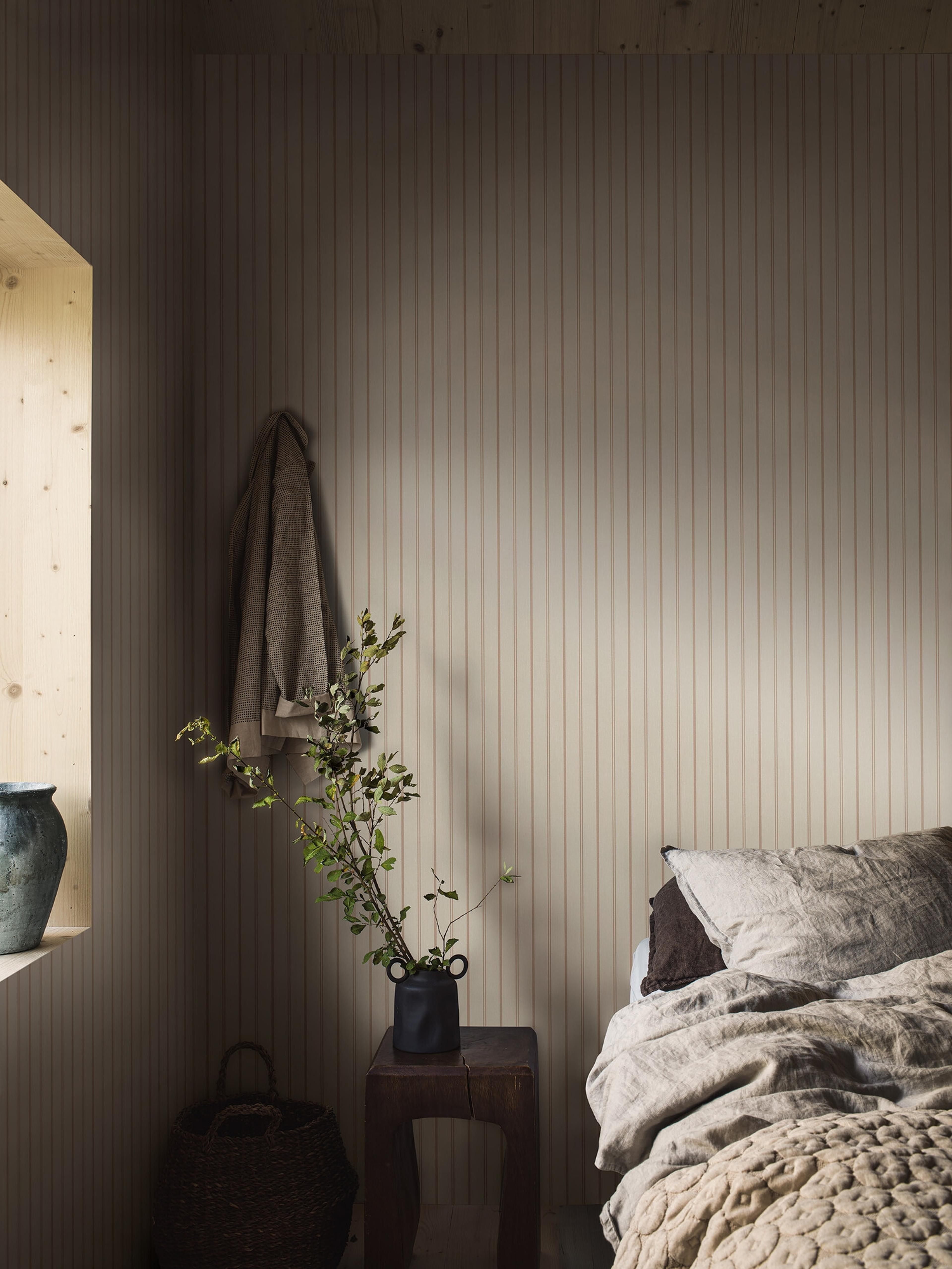Woodland Stripe tapet med randigt mönster i beige. Från kollektionen Woodland. Nonwoven-material.
