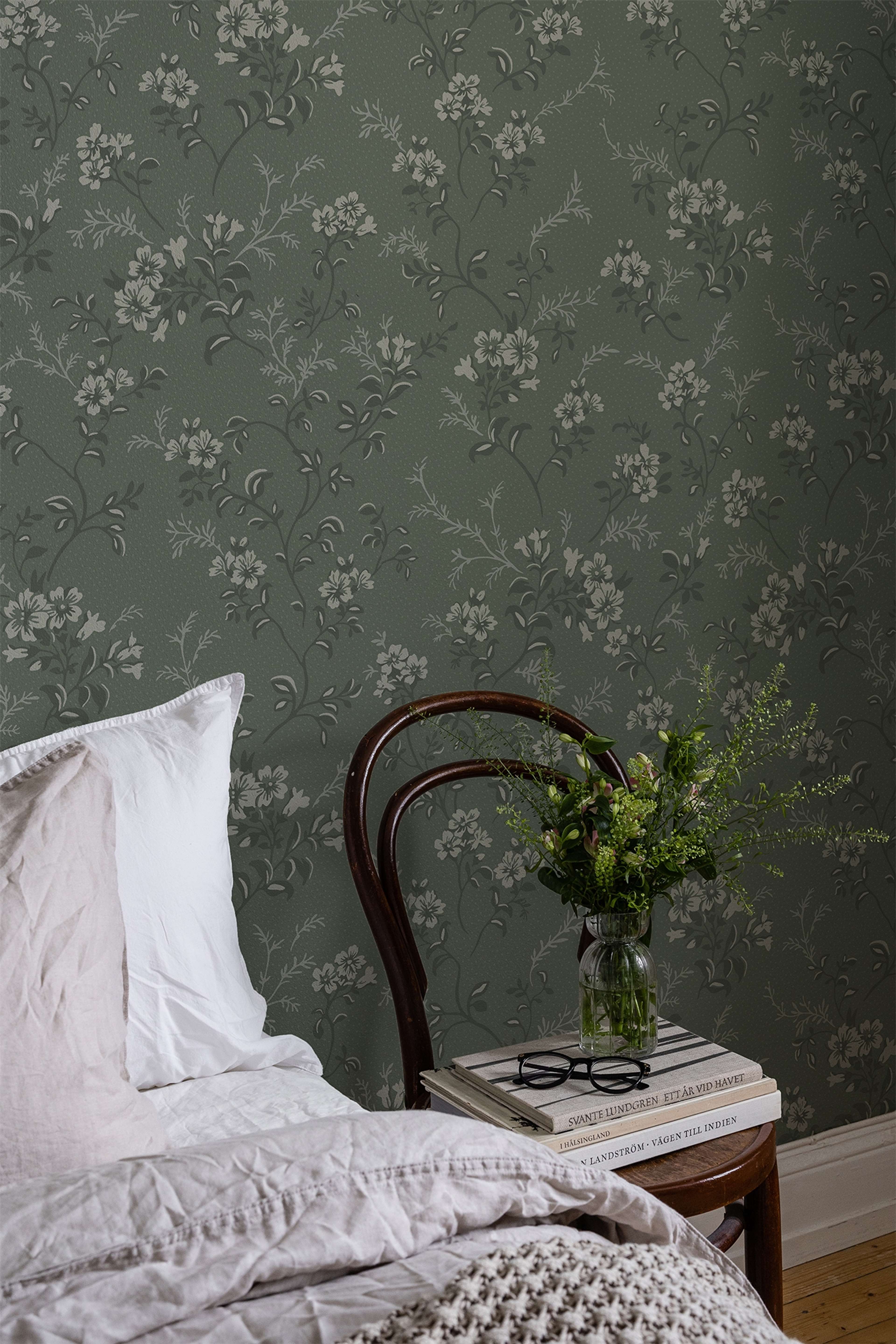 Sonja Grön tapet med blommigt mönster i grön. Från kollektionen Flora. Nonwoven-material med förskjuten passning.