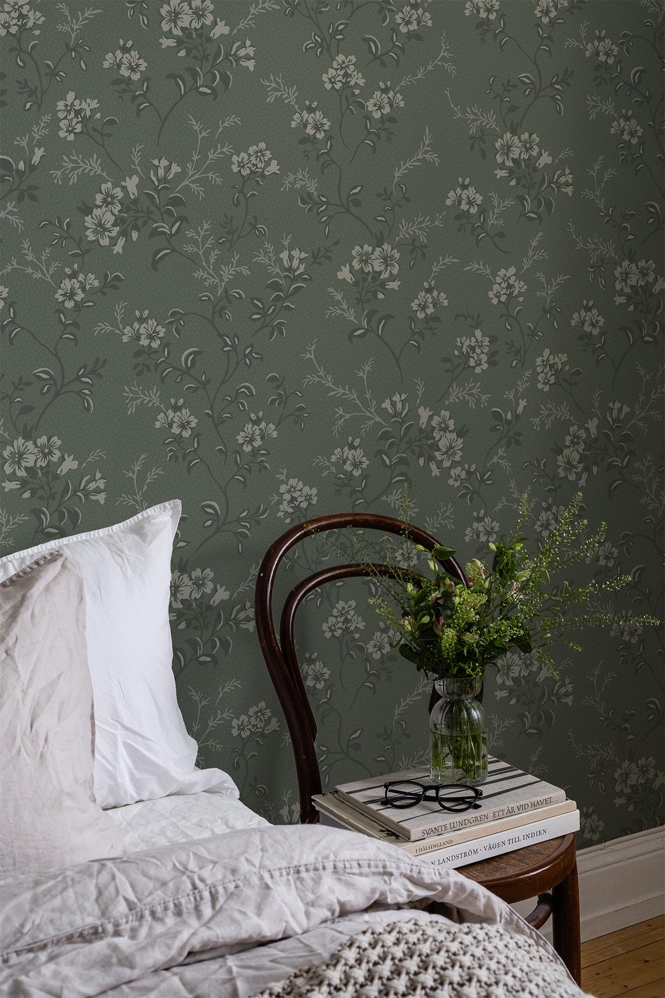 Sonja Grön tapet med blommigt mönster i grön. Från kollektionen Flora. Nonwoven-material med förskjuten passning.