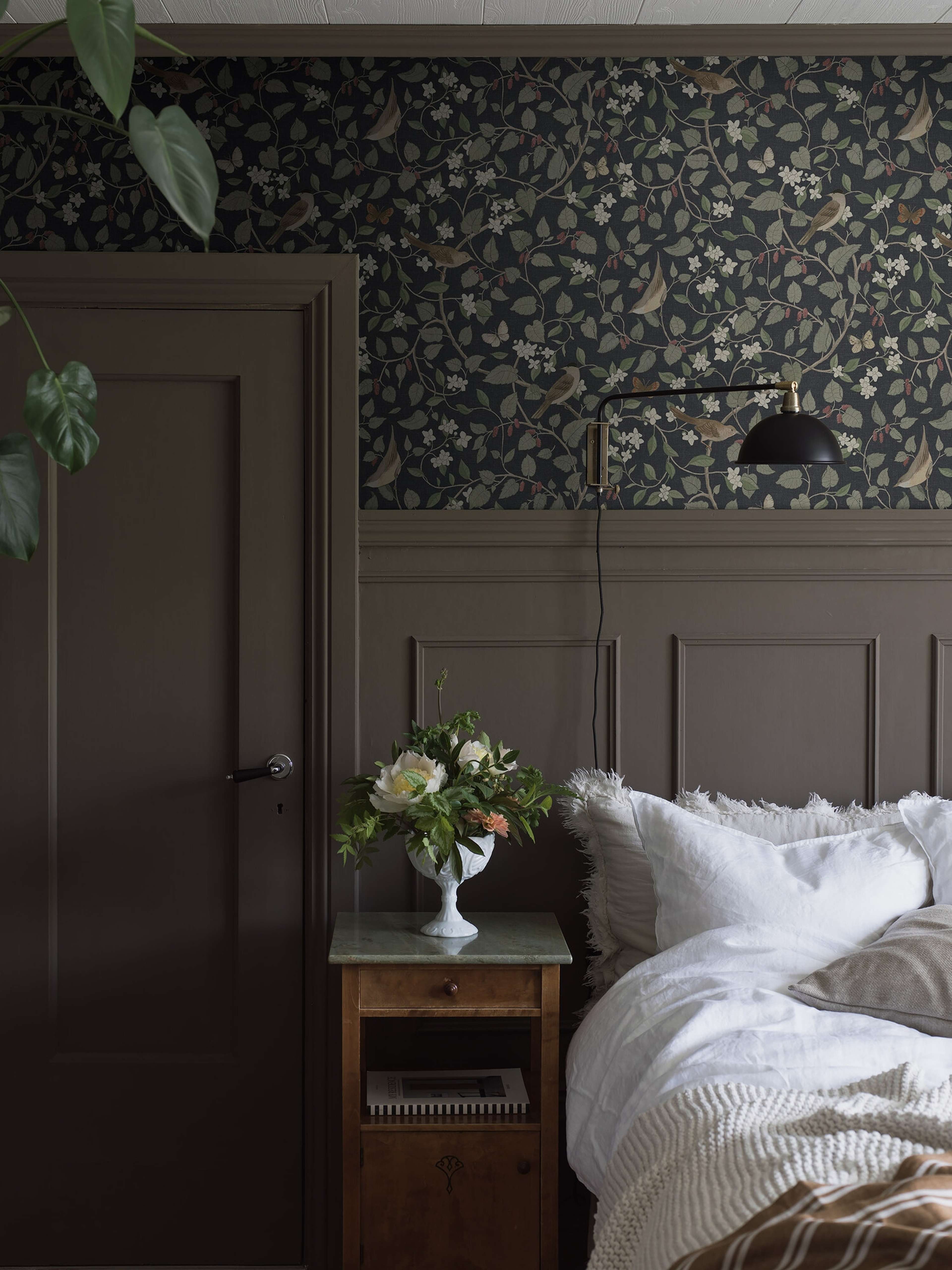 Sångfåglar tapet med djur, botaniskt, blommigt mönster i svart. Från kollektionen specialeditionflowery. Nonwoven-material med förskjuten passning.
