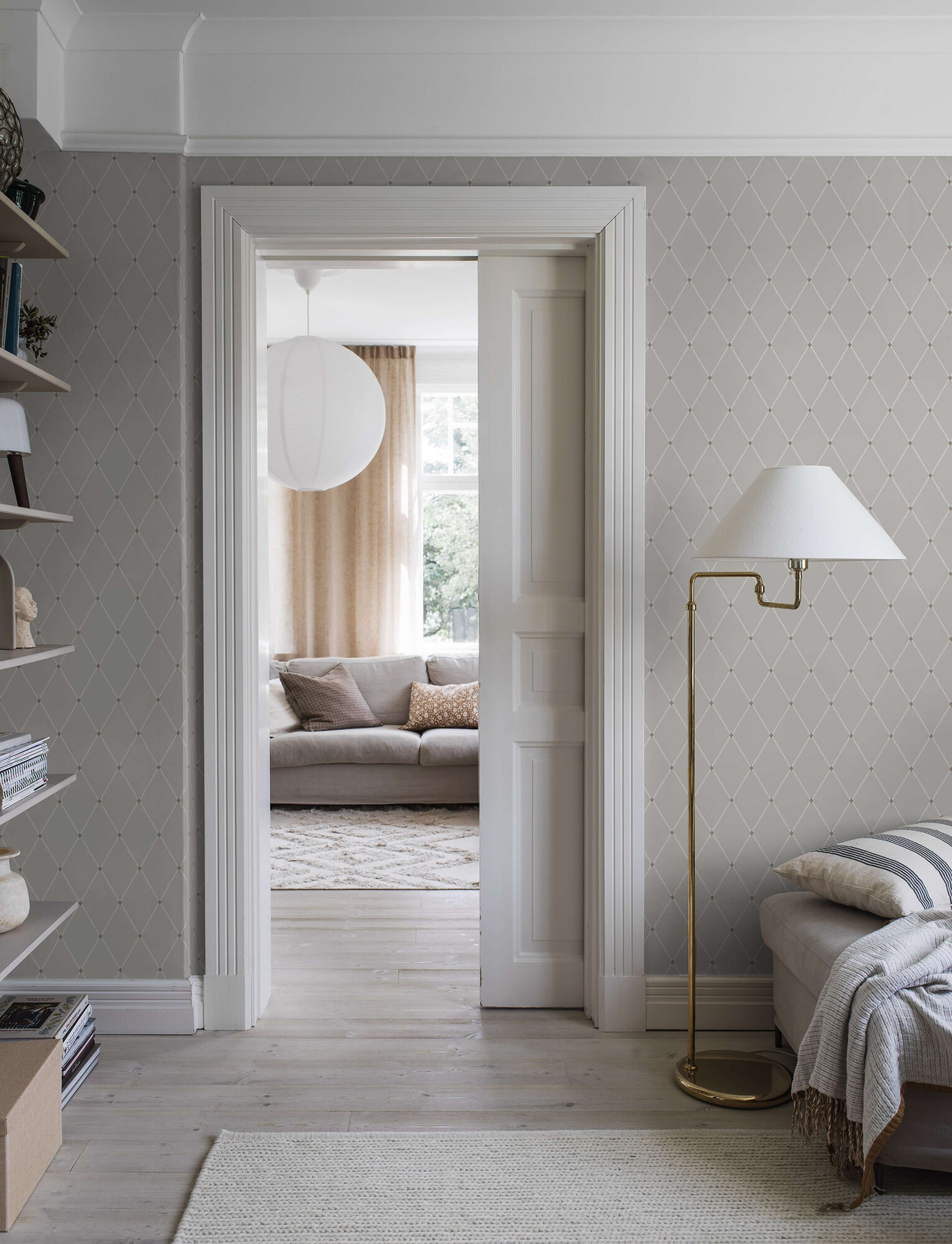 Fredrik tapet med trellis mönster i grå och beige. Från kollektionen timeless traditions. Nonwoven-material med rak passning.