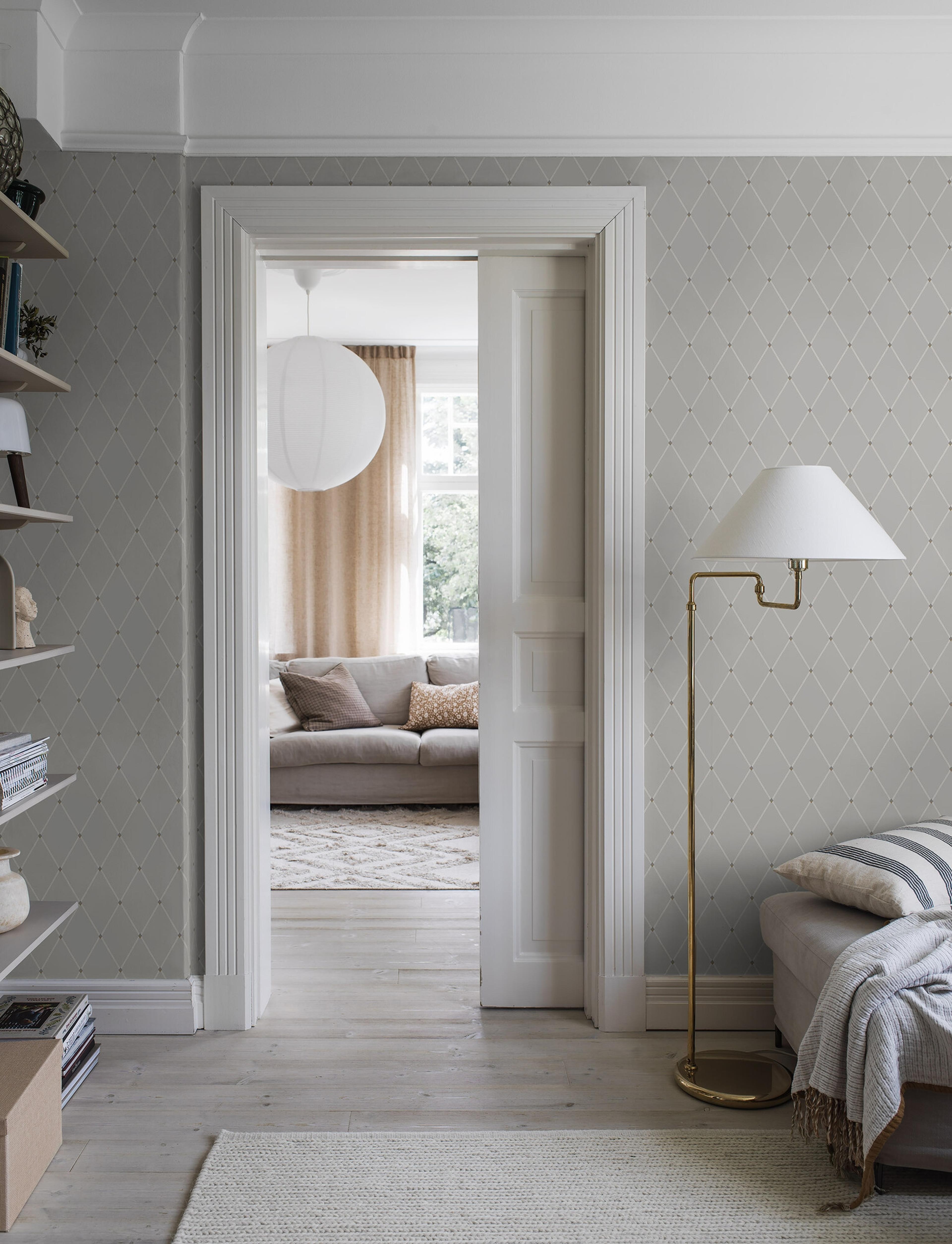 Fredrik tapet med trellis mönster i grå och beige. Från kollektionen timeless traditions. Nonwoven-material med rak passning.